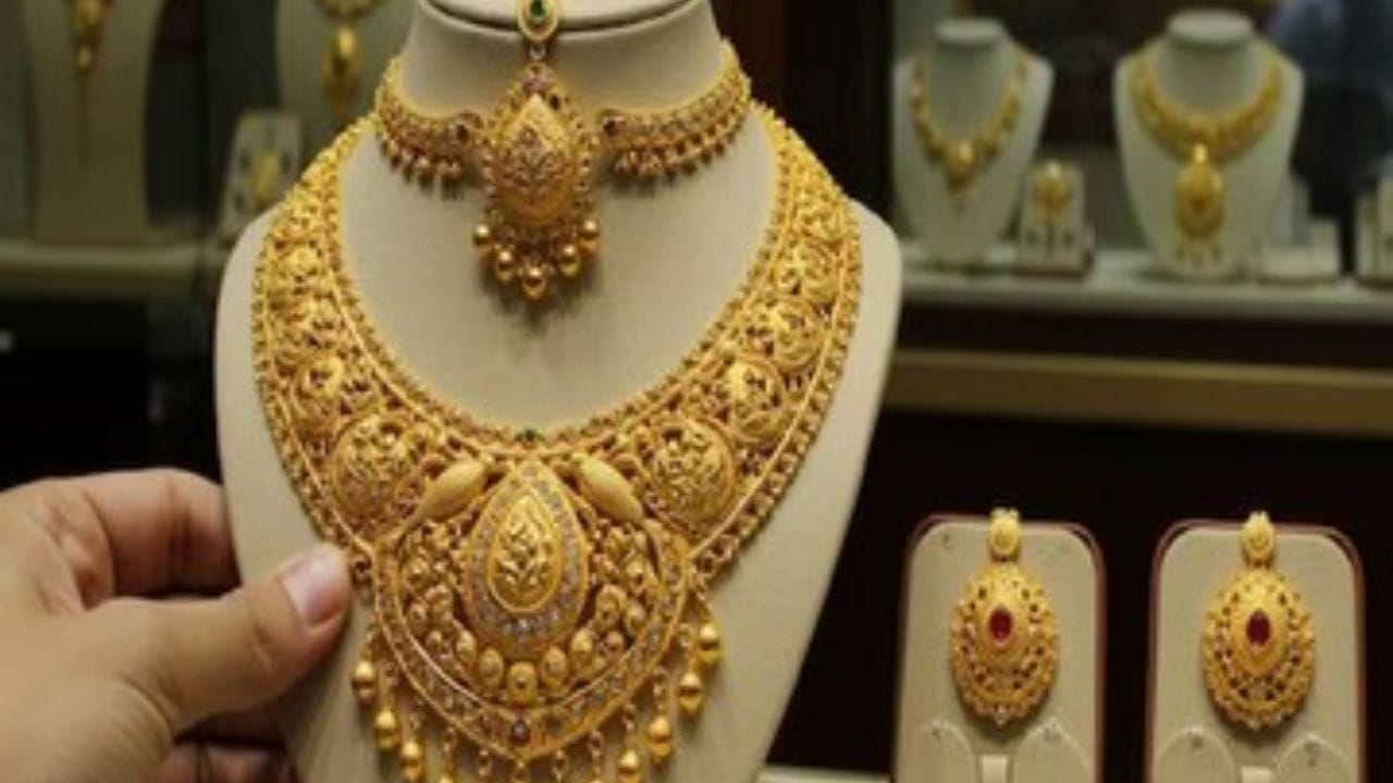 સોનાની કિંમત પર 3% GST વસૂલવામાં આવે છે: જ્યારે પણ ગ્રાહક સોનું ખરીદે છે, પછી ભલે તે સોનાના સિક્કા હોય, બિસ્કિટ હોય કે ઘરેણાં હોય ત્યારે મૂળ કિંમત પર 3% GST વસૂલવામાં આવે છે. આ કર સોનાના વાસ્તવિક બજાર મૂલ્ય પર વસૂલવામાં આવે છે. ઉદાહરણ તરીકે જો તમે ₹1 લાખનું સોનું ખરીદ્યું હોય તો GST તરીકે ₹3,000 ઉમેરવામાં આવશે. આ કર સમગ્ર દેશમાં સમાન રીતે લાગુ પડે છે.
