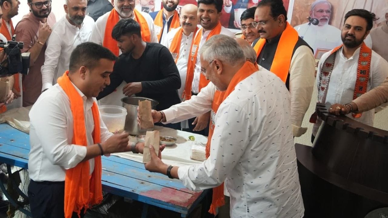 રાજકારણમાં આવા હતકંડા એટલે કે સામાન્ય લોકો સાથે જોડાણ સાધવાના પ્રયોગો મતદારોને રીઝવવામાં હંમેશા સફળ સાબિત થયા છે. જ્યારે કોઈ નેતા સ્થાનિક પરંપરાઓ, પહેરવેશ, ભાષા કે ખાનપાનને અપનાવે છે, ત્યારે તે મતદારોમાં પોતાની છબી એક સામાન્ય વ્યક્તિ તરીકે સ્થાપિત કરવામાં સફળ રહે છે. આનાથી મતદારોને એવું લાગે છે કે નેતા તેમના જેવા જ છે અને તેમની વાતને સમજે છે. 