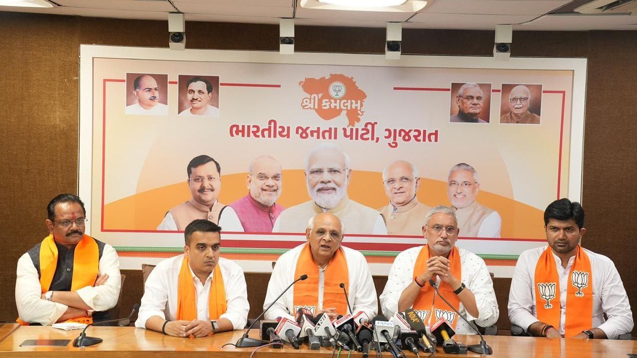 જનતા સાથે કનેક્ટ થવા માટે વિવિધ રસ્તાઓ અપનાવવામાં આવે છે. જાહેર સભાઓ, ખાટલા બેઠકો, અને જાહેરાતો જેવા પરંપરાગત માધ્યમો ઉપરાંત, આવા વ્યક્તિગત અને સાંસ્કૃતિક જોડાણના પ્રયાસો પણ અત્યંત પ્રભાવી નીવડે છે. આવા પ્રયોગો મતદારોના મનમાં નેતા પ્રત્યે આત્મીયતાની ભાવના જગાડે છે. તેમને એવું લાગે છે કે નેતા ‘આપણી વાત’ કરે છે અને ‘આપણી અસ્મિતા’નું સન્માન કરે છે. આ એક સાદો છતાં અત્યંત શક્તિશાળી રાજકીય તરીકો છે, જે વર્ષોથી અમલમાં છે.