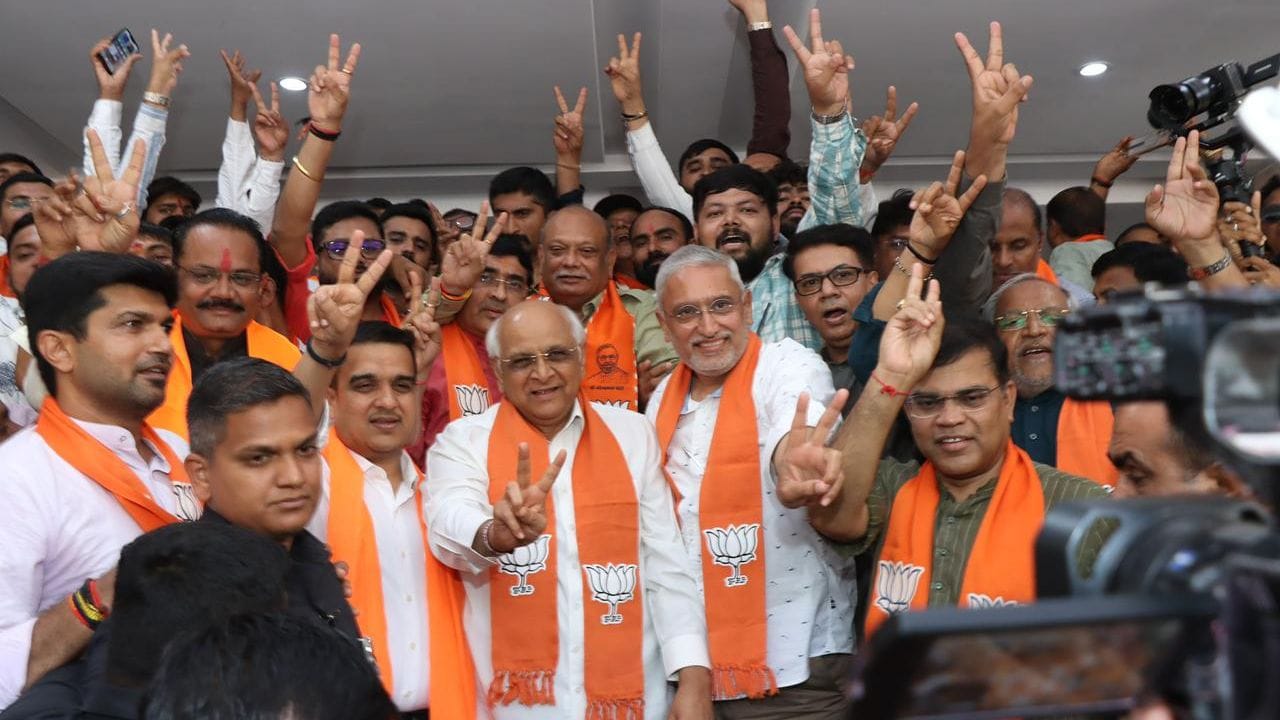 ઇતિહાસ પણ આવા દ્રષ્ટાંતોનો સાક્ષી છે. ભૂતકાળમાં ઇન્દિરા ગાંધી જેવા નેતા પણ ગુજરાતમાં આવતા ત્યારે મેં ગુજરાત કી બહું હું (હું ગુજરાતની વહુ છું) એવું કહીને મતદારો સાથે ભાવનાત્મક જોડાણ સ્થાપિત કરતા હતા. આ વાક્ય દ્વારા તેઓ ગુજરાતના લોકો સાથે પોતાનો પારિવારિક સંબંધ દર્શાવીને આત્મીયતા કેળવતા હતા. 