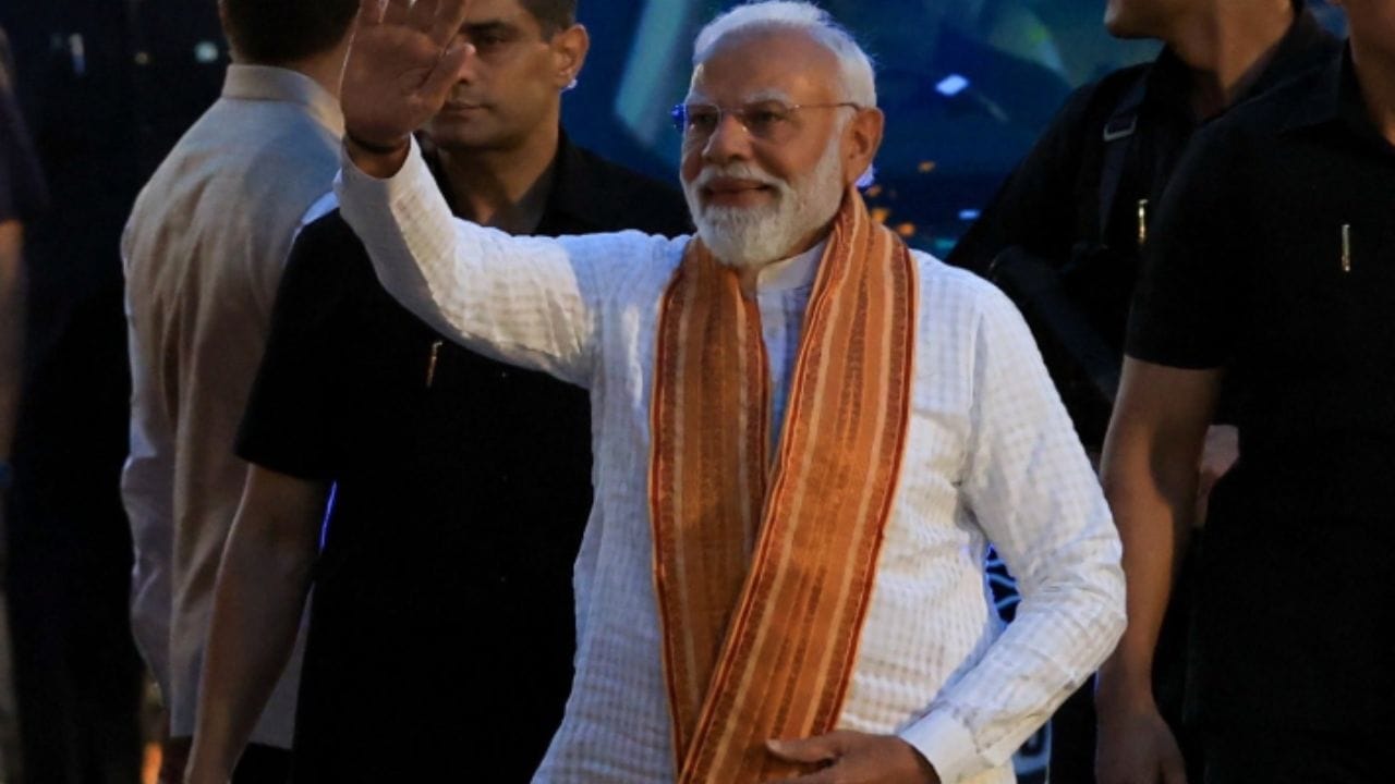 ભાજપ મુખ્યાલય પહોંચતાની સાથે જ PM મોદીનો લુક બધાનું ધ્યાન ખેંચી ગયો. તેમણે ઓફ-વ્હાઇટ બેઝ અને લાલ બોર્ડરવાળો પરંપરાગત ધોતી-કુર્તો અને ગમછા પહેરીને એક મજબૂત દ્રશ્ય સંદેશ આપ્યો. આ પોશાક બંગાળની સાંસ્કૃતિક ઓળખ સાથે ઊંડો જોડાયેલો છે અને ખાસ કરીને દુર્ગા પૂજા જેવા પ્રસંગોએ પહેરવામાં આવે છે.
