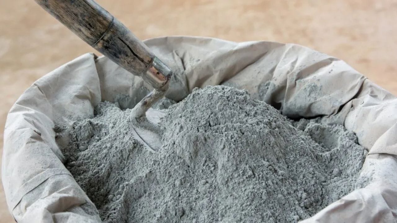 OPC એટલે Ordinary Portland Cement. આ સિમેન્ટ ઝડપથી સેટ થાય છે અને ઓછી સમયમાં વધુ મજબૂતાઈ આપે છે. તેથી જ્યાં ઝડપથી બાંધકામ પૂરું કરવાનું હોય અથવા વધુ ભાર સહન કરતું સ્ટ્રક્ચર બનાવવાનું હોય ત્યાં OPC સિમેન્ટ વધુ ઉપયોગી માનવામાં આવે છે. ખાસ કરીને બીમ, કોલમ અને છત જેવી જગ્યાઓમાં તેનો વ્યાપક ઉપયોગ થાય છે.