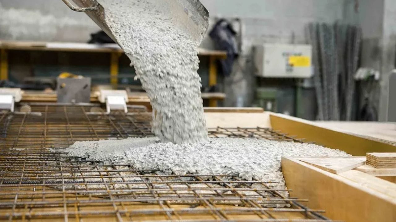 બીજી તરફ PPC એટલે Portland Pozzolana Cement. તેમાં ફ્લાય એશ જેવી સામગ્રી ઉમેરવામાં આવે છે, જેના કારણે તે ધીમે સેટ થાય છે પરંતુ લાંબા ગાળે વધુ ટકાઉ બને છે. PPC સિમેન્ટનો ઉપયોગ સામાન્ય ઘર બાંધકામ, દિવાલો અને પ્લાસ્ટર જેવા કામોમાં વધુ થાય છે. આ સિમેન્ટ ભેજ અને પાણી સામે પણ વધુ સારી સુરક્ષા આપે છે, જેના કારણે દીવાલોમાં તિરાડ પડવાની શક્યતા ઓછી રહે છે.