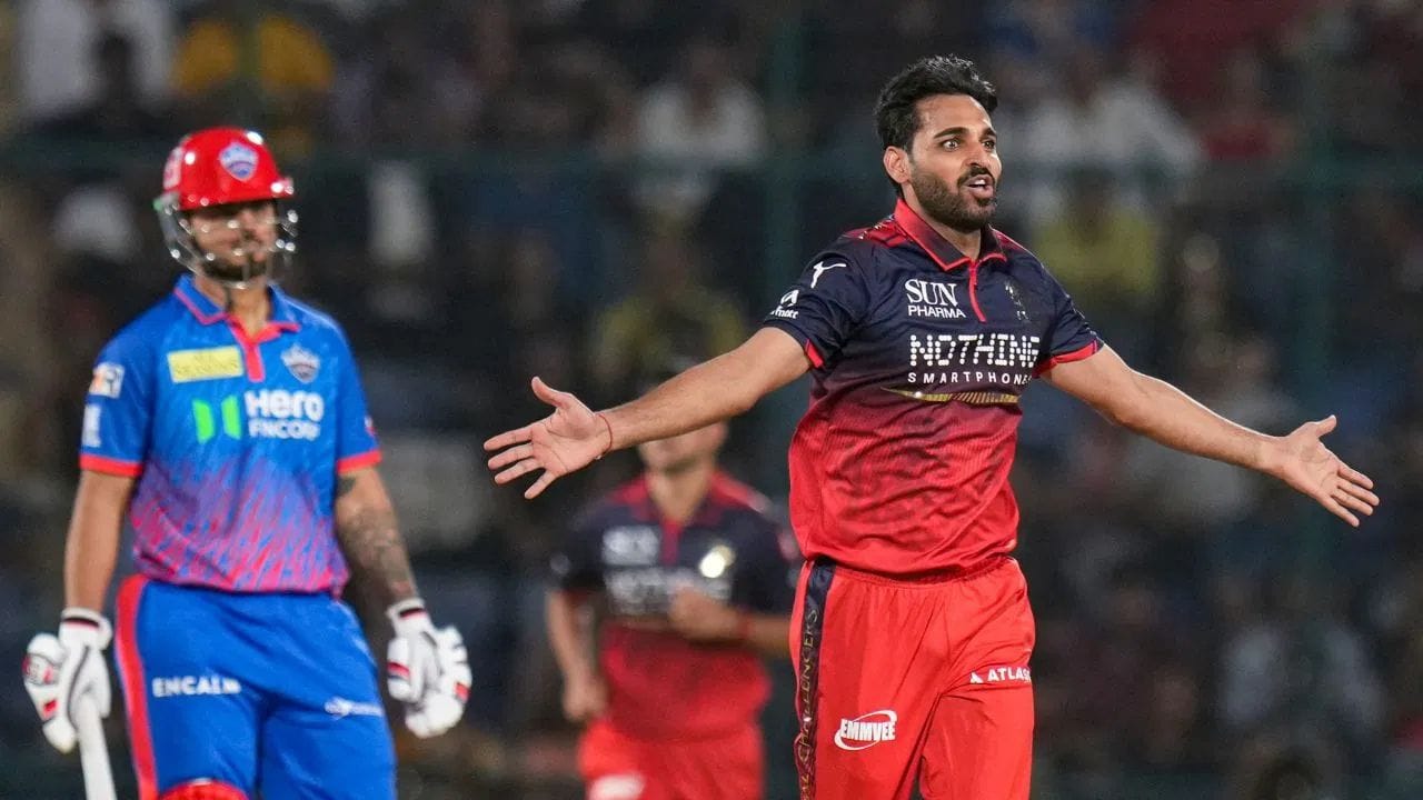 IPL 2026 ની 50 મી મેચમાં લખનૌ સુપર જાયન્ટ્સ અને રોયલ ચેલેન્જર્સ બેંગલુરુ વચ્ચેના મુકાબલામાં મેદાનમાં પ્રવેશતા જ RCB ના અનુભવી ફાસ્ટ બોલર ભુવનેશ્વર કુમારે એક મોટી સિદ્ધિ હાંસલ કરી હતી.