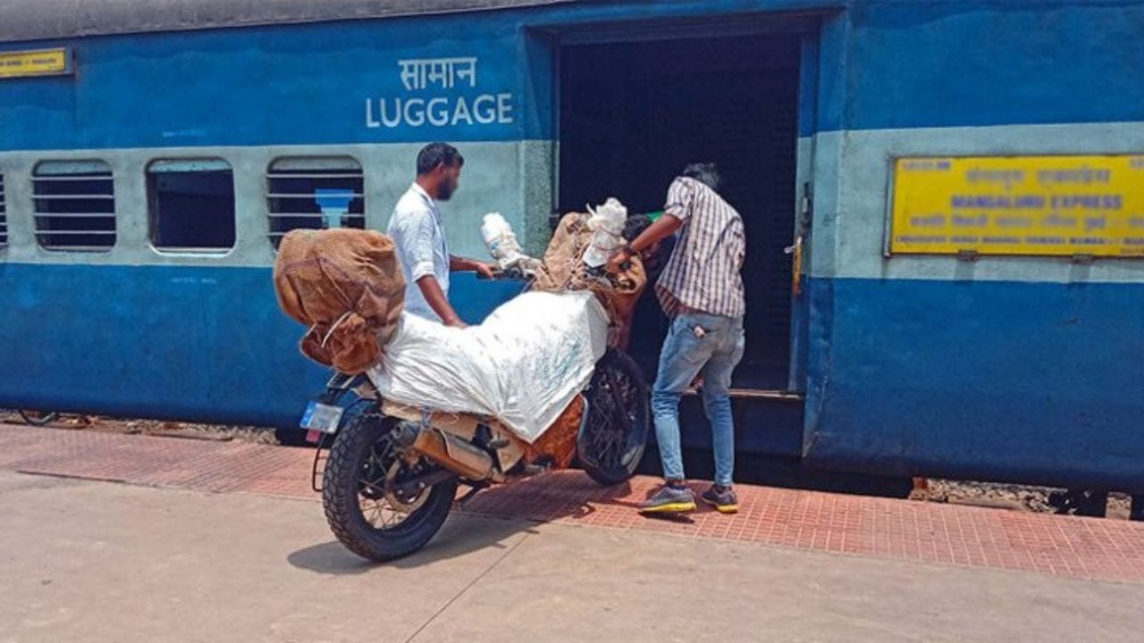 ફોર્મ ભર્યા બાદ રેલવે સ્ટાફ બાઇકનું નિરીક્ષણ કરે છે અને તેનું વજન માપે છે. ત્યારબાદ અંતર અને વજનના આધારે ચાર્જ નક્કી કરવામાં આવે છે. ચુકવણી કર્યા પછી તમને રસીદ આપવામાં આવે છે, જેને સાચવી રાખવી ખૂબ જ જરૂરી છે, કારણ કે ગંતવ્ય સ્ટેશન પર બાઇક મેળવતી વખતે આ રસીદ ફરજિયાત ગણાય છે.