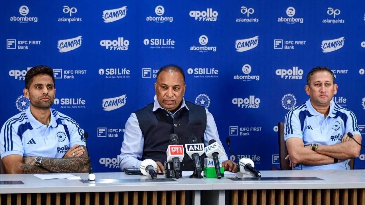 આ વચ્ચે, Rajasthan Royals બે વખત વિવાદમાં આવી ચૂકી છે. પ્રથમ ઘટના દરમિયાન ટીમ મેનેજર રવિન્દર સિંહ ભીંડરે મોબાઇલ ફોનનો ઉપયોગ કર્યો હતો, જ્યારે બીજી ઘટના દરમિયાન ખેલાડી રિયાન પરાગ મેચ દરમિયાન ડ્રેસિંગ રૂમમાં વેપિંગ કરતા જોવા મળ્યા હતા. આ બંને બનાવો બાદ BCCIએ કાર્યવાહી કરી હતી—ભીંડરને ₹1 લાખનો દંડ ફટકારવામાં આવ્યો હતો, જ્યારે પરાગની મેચ ફીમાંથી 25 ટકા કાપવામાં આવ્યા હતા અને તેમને ડિમેરિટ પોઇન્ટ પણ આપવામાં આવ્યા હતા. ભીંડરે બાદમાં જણાવ્યું હતું કે મોબાઇલનો ઉપયોગ અજાણતા થયો હતો અને તેણે તેની માટે માફી પણ માંગી હતી. ટીમના મુખ્ય કોચ કુમાર સંગાકારાએ કહ્યું કે, ફ્રેન્ચાઇઝીએ આ બંને મુદ્દાઓને ગંભીરતાથી લઇને આંતરિક રીતે ઉકેલ્યા છે અને ટીમમાં સકારાત્મક વાતાવરણ જાળવવાનો પ્રયત્ન કરવામાં આવી રહ્યો છે.