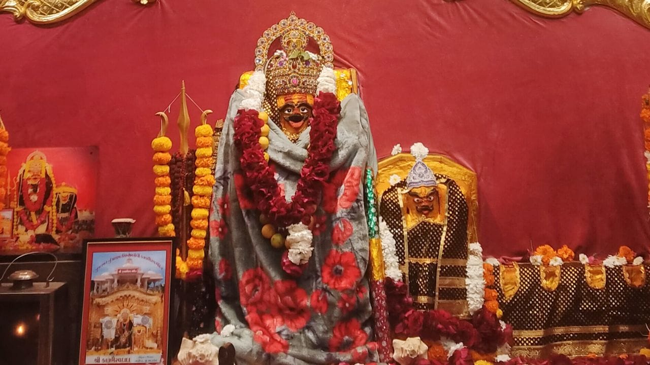 લગભગ 225 વર્ષ પહેલાં પરમ પૂજ્ય સંત શ્રી મહાત્મા મોતીવનજી બાવજીએ, જેઓ જૈન ધર્મના અનુયાયી હતા, શ્રી કાલભૈરવ દાદાની લાકડાની પ્રતિમા તૈયાર કરીને તેની પ્રાણપ્રતિષ્ઠા કરી હતી. ત્યારથી ભક્તો આ પ્રતિમામાં વિશેષ આધ્યાત્મિક શક્તિ અને દિવ્યતાનો અનુભવ કરતા આવ્યા છે.