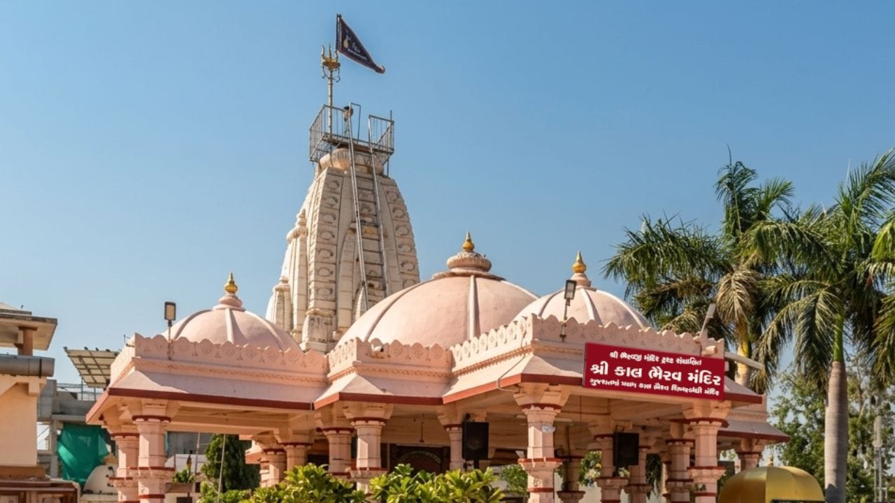 આ પવિત્ર સ્થળ સાથે પરમ પૂજ્ય સંત શ્રી મહાત્મા મોતીવનજી બાવજી તથા તેમના ગુરુ પરમ પૂજ્ય સંત શ્રી રતનપરી બાવજીનું પણ વિશેષ જોડાણ છે. માન્યતા મુજબ, બંને મહાન સંતોએ આ જ સ્થળે જીવંત સમાધિ લીધી હતી. તેમની સમાધિઓ આજે પણ મંદિર પરિસરમાં આવેલી છે અને શ્રદ્ધાળુઓ માટે આદરનું કેન્દ્ર બની છે. મંદિરના પરિસરમાં એક પ્રાચીન વાવ પણ આવેલી છે, જે આ સ્થળના ઐતિહાસિક અને સાંસ્કૃતિક મહત્વમાં વધુ વધારો કરે છે.