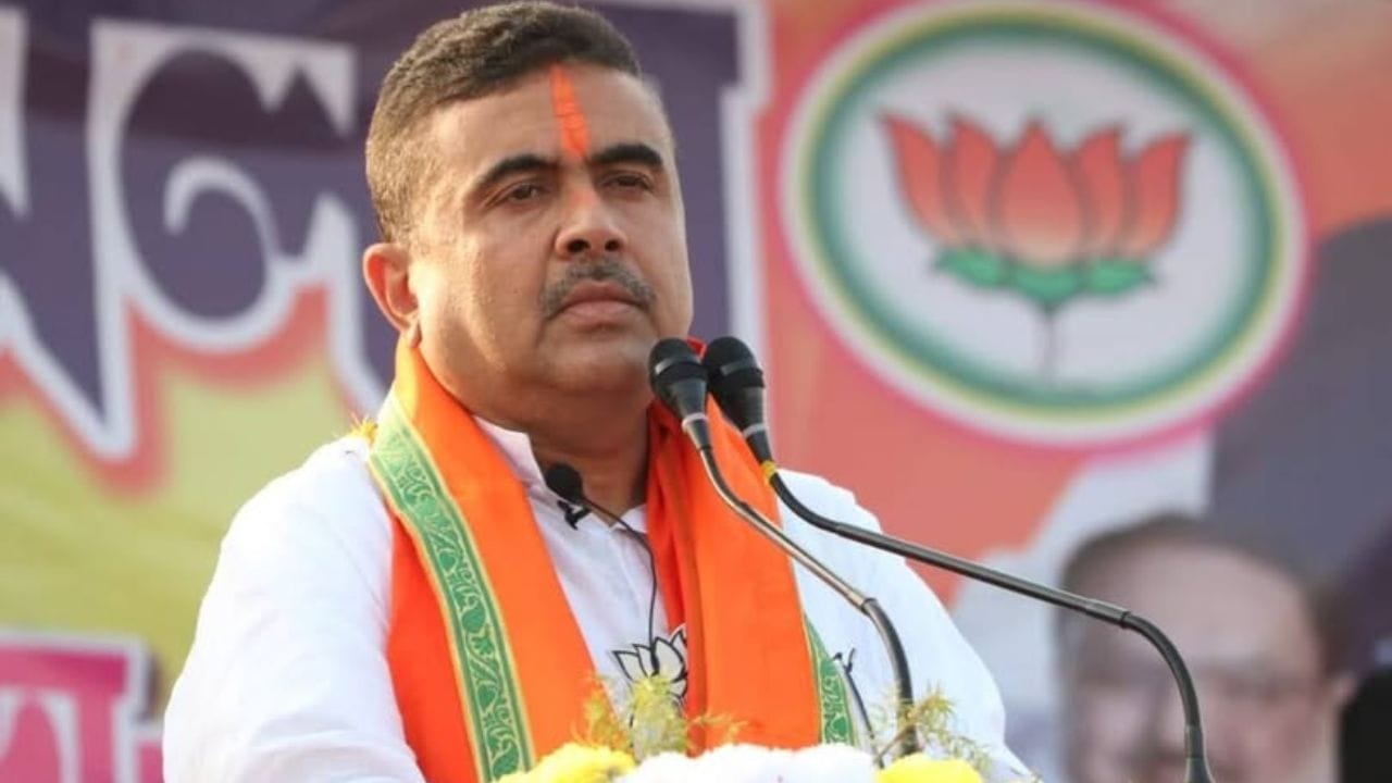 બીજી તરફ સુવેન્દુ અધિકારી 2020માં TMC છોડીને ભાજપમાં જોડાયા બાદથી પશ્ચિમ બંગાળની રાજનીતિમાં મમતા બેનર્જીના મુખ્ય પ્રતિસ્પર્ધી તરીકે ઉભરી આવ્યા છે. 2021ની વિધાનસભા ચૂંટણીમાં TMCની ભારે જીત છતાં તેમણે નંદીગ્રામ બેઠક પરથી મમતા બેનર્જીને હરાવીને મોટો રાજકીય ઝટકો આપ્યો હતો. 2026માં તેઓ ફરી નંદીગ્રામમાં TMCના ઉમેદવાર પવિત્ર કર સામે અને ભવાનિપુરમાં ફરીથી મમતા બેનર્જી સામે કડક સ્પર્ધાનો સામનો કરશે. (Image Credit Source: Social Media)