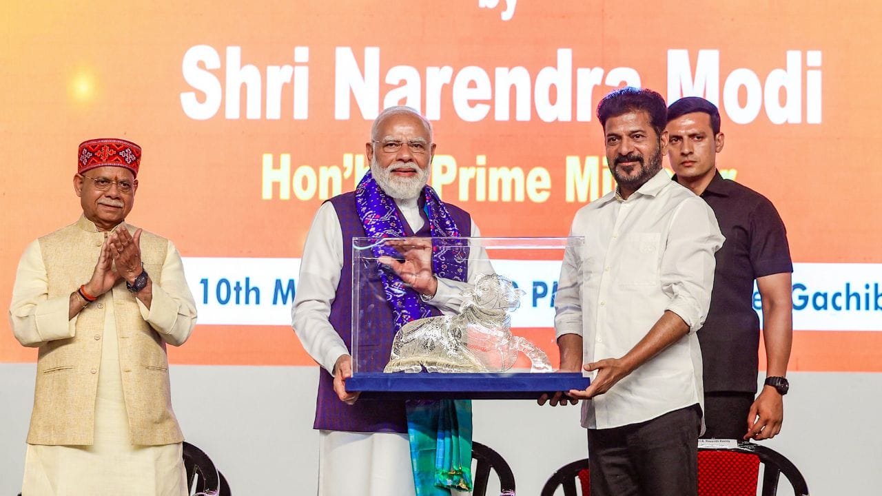 રવિવારે તેલંગાણામાં એક કાર્યક્રમ દરમિયાન સંબોધન કરતાં PM મોદીએ કહ્યું કે અમેરિકા-ઈરાન વચ્ચે વધતા તણાવ અને હોર્મુઝ સ્ટ્રેટ આસપાસ સર્જાયેલી અસ્થિરતાના કારણે વૈશ્વિક અર્થતંત્ર પર અસર પડી રહી છે. આવી સ્થિતિમાં ભારતને આર્થિક રીતે મજબૂત રાખવા માટે દરેક નાગરિકે જવાબદારીપૂર્વક વર્તવું જરૂરી છે. (Image Credit Source: Social Media)