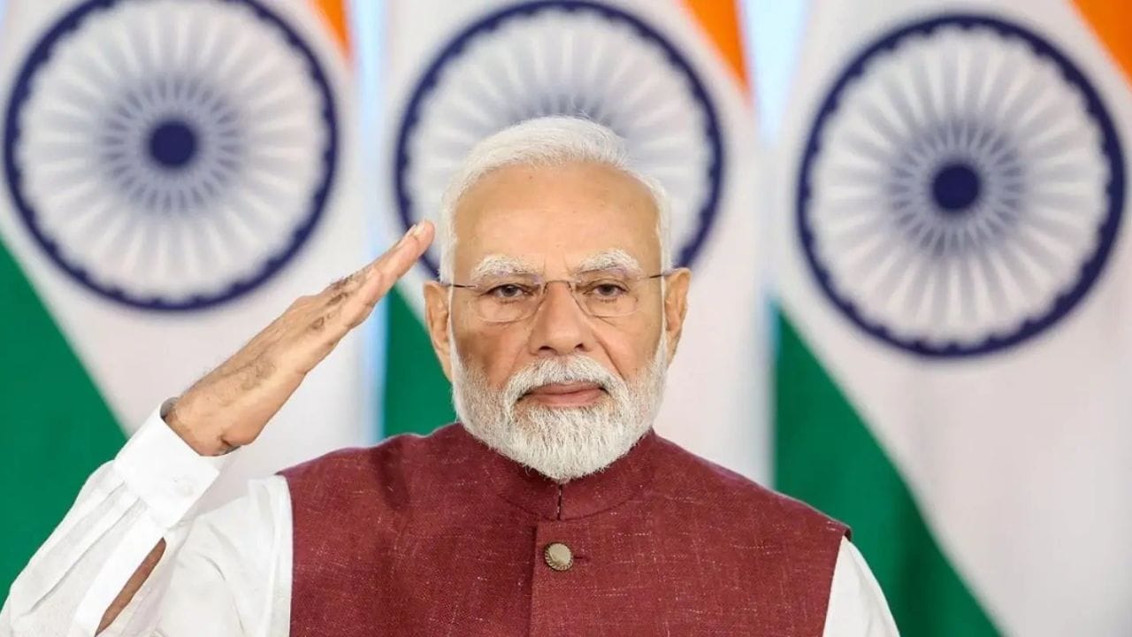 પશ્ચિમ એશિયામાં વધી રહેલા સંકટ અને વૈશ્વિક ઊર્જા બજારમાં ઊભા થયેલા દબાણને ધ્યાનમાં રાખીને વડાપ્રધાન નરેન્દ્ર મોદીએ દેશના નાગરિકોને “દેશહિત સર્વોપરી” રાખવાની અપીલ કરી છે. તેમણે ઈંધણ બચત, વર્ક ફ્રોમ હોમ, ઓછી વિદેશ યાત્રા, સોનાની ખરીદીમાં સંયમ અને જાહેર પરિવહનના વધુ ઉપયોગ પર ભાર મૂક્યો છે. (Image Credit Source: Social Media)