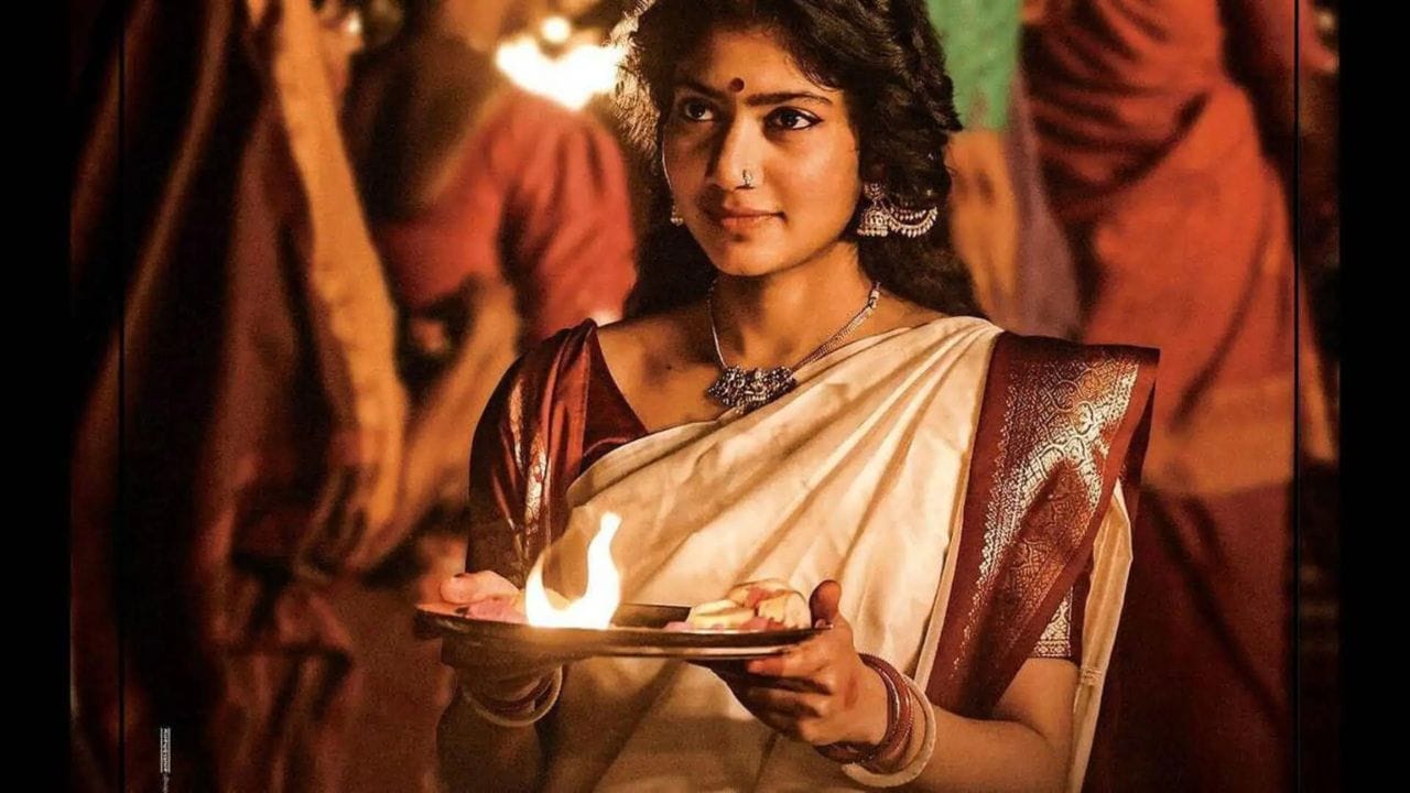 સાઉથ સિનેમાની સૌથી પ્રતિભાશાળી અને નેચરલ અભિનેત્રીઓમાં ગણાતી સાઈ પલ્લવી એ છેલ્લા એક દાયકામાં પોતાની અનોખી એક્ટિંગ અને સરળ વ્યક્તિત્વથી કરોડો ચાહકોનું દિલ જીત્યું છે. વધારે ગ્લેમર વગર, વિવાદોથી દૂર રહી અને માત્ર પોતાના ટેલેન્ટના બળ પર તેમણે ફિલ્મ ઇન્ડસ્ટ્રીમાં અલગ ઓળખ ઉભી કરી છે. (Image Credit Source: Social Media)