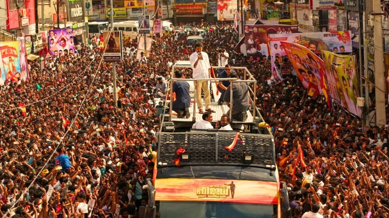 વર્ષ 2025 કરુરમાં તેમની પાર્ટીની સભા દરમિયાન દુર્ઘટના સર્જાઈ હતી, જેમાં અનેક લોકોનાં મૃત્યુ થયા. આ ઘટનાને લઈને વિજયે શોક વ્યક્ત કર્યો અને પીડિત પરિવારોને આર્થિક સહાયની જાહેરાત કરી. (Image Credit Source: Social Media)