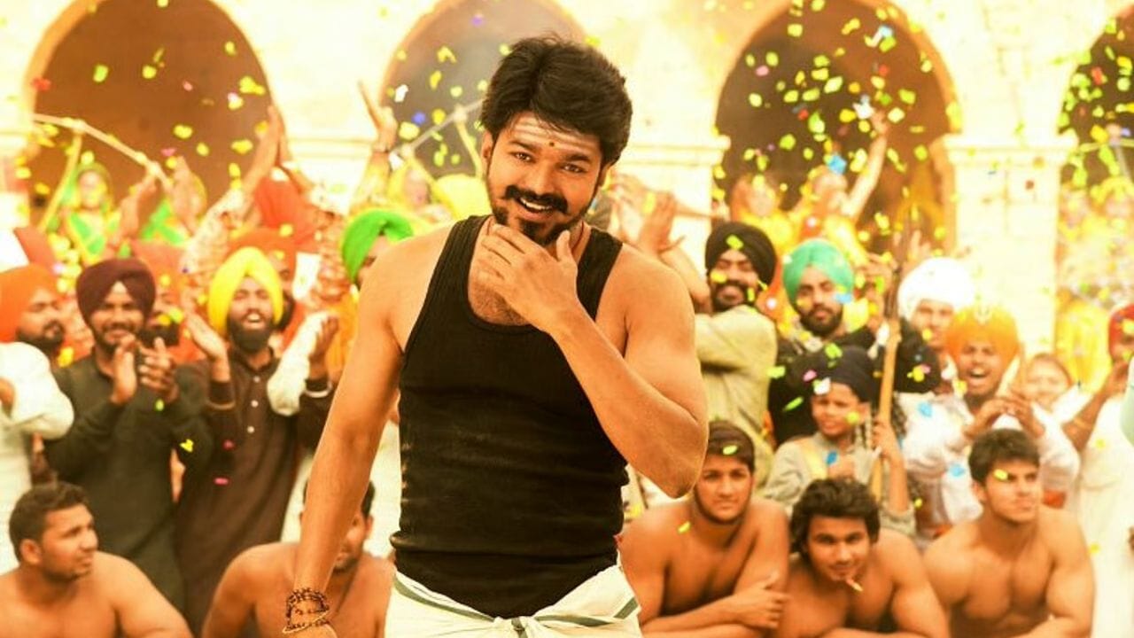 વર્ષ 2017માં આવેલી ફિલ્મ Mersal બાદ તેમના નામમાં બદલાવ આવ્યો અને ‘ઇલયા થલપતિ’માંથી માત્ર ‘થલપતિ’ તરીકે ઓળખ શરૂ થઈ. આ બદલાવ તેમના ચાહકોને ખૂબ પસંદ આવ્યો અને ત્યારથી આ નામ તેમની ઓળખ બની ગયું. (Image Credit Source: Social Media)