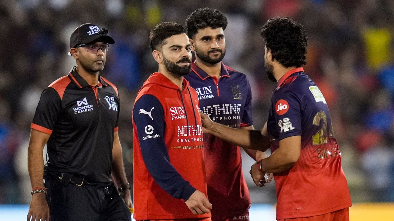 IPL 2026નો ખિતાબ કોણ જીતશે તે અંગે હજુ કંઈ નિશ્ચિત કહી શકાય નહીં, પરંતુ Royal Challengers Bengaluru માટે પરિસ્થિતિઓ અનુકૂળ બનતી દેખાઈ રહી છે. ખાસ કરીને અનુભવી ઝડપી બોલર ભુવનેશ્વર કુમાર સાથે જોડાયેલા બે રસપ્રદ સંયોગોએ RCBના ચાહકોમાં નવી આશા જગાવી છે. મુંબઈ ઇન્ડિયન્સ સામે 10 મેના રોજ રમાયેલી મેચ બાદ સોશિયલ મીડિયા પર આ ચર્ચાએ જોર પકડ્યું છે કે કદાચ ઇતિહાસ ફરી પોતાને દોહરાવવા જઈ રહ્યો છે.