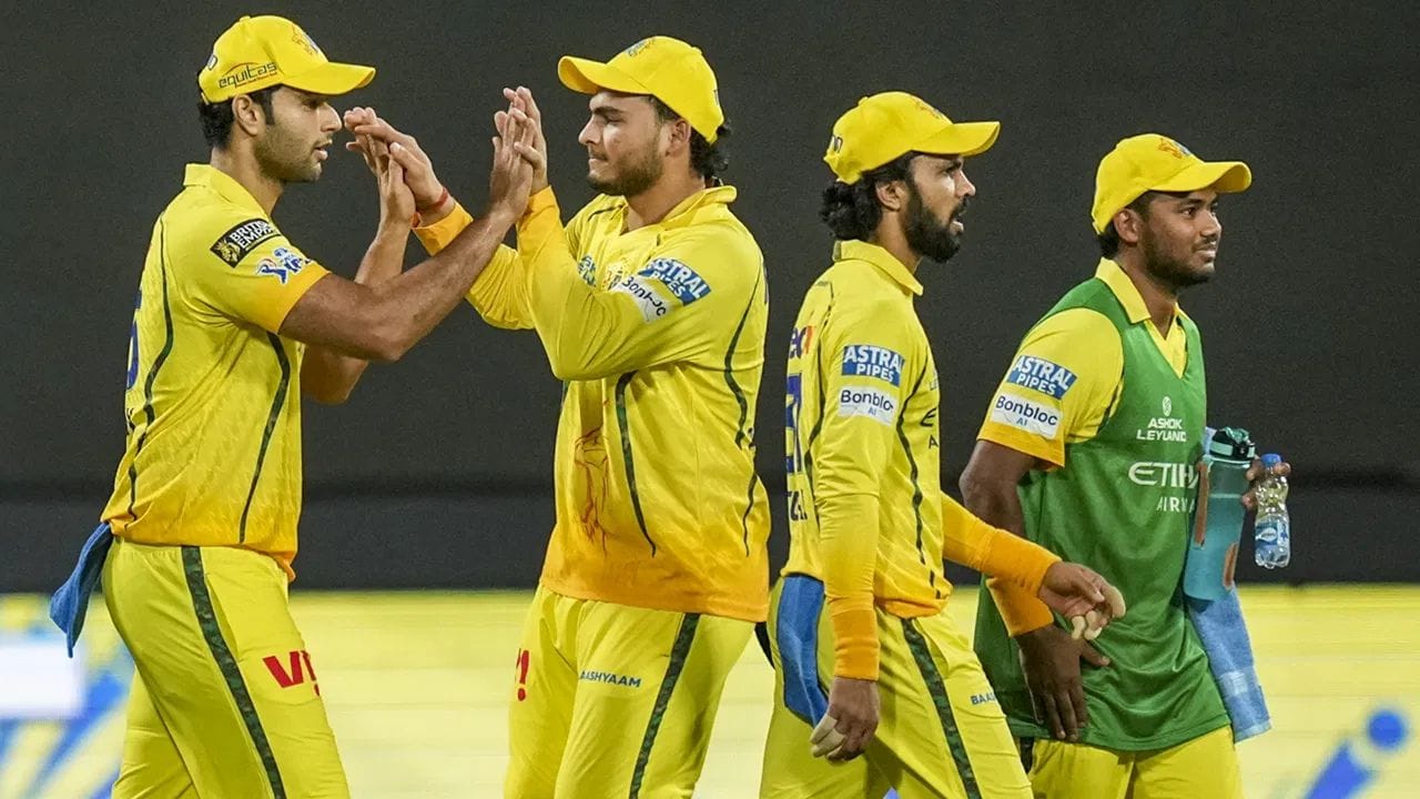 જો CSK આજે SRH સામે હારી જાય, તો 13 મેચ પછી ટીમના ફક્ત 12 પોઈન્ટ રહેશે. ત્યારબાદ અંતિમ મુકાબલામાં GT સામે જીત મળે તો પણ ચેન્નાઈ મહત્તમ 14 પોઈન્ટ સુધી જ પહોંચી શકશે. IPLમાં 14 પોઈન્ટ સાથે પ્લેઓફમાં પહોંચવું ખૂબ મુશ્કેલ છે.