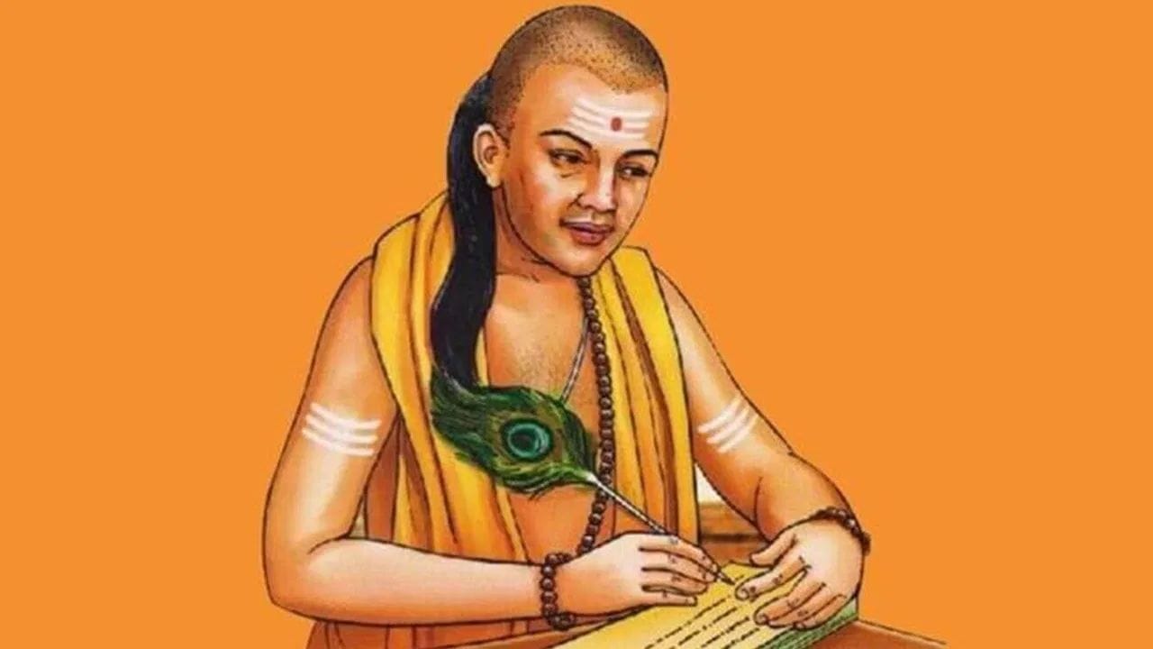 સ્વામી (નેતૃત્વ): સાહસિક નિર્ણયોની શક્તિ: ચાણક્ય મુજબ રાજ્યનું ભવિષ્ય તેના રાજાના વિઝન પર નિર્ભર છે. પીએમ મોદી પાસે 'વિકસિત ભારત 2047' જેવું દીર્ઘકાલીન લક્ષ્ય છે. નોટબંધી, GST અને આંતરરાષ્ટ્રીય સ્તરે લીધેલા કડક નિર્ણયો તેમના નિર્ણાયક નેતૃત્વની ઓળખ છે.