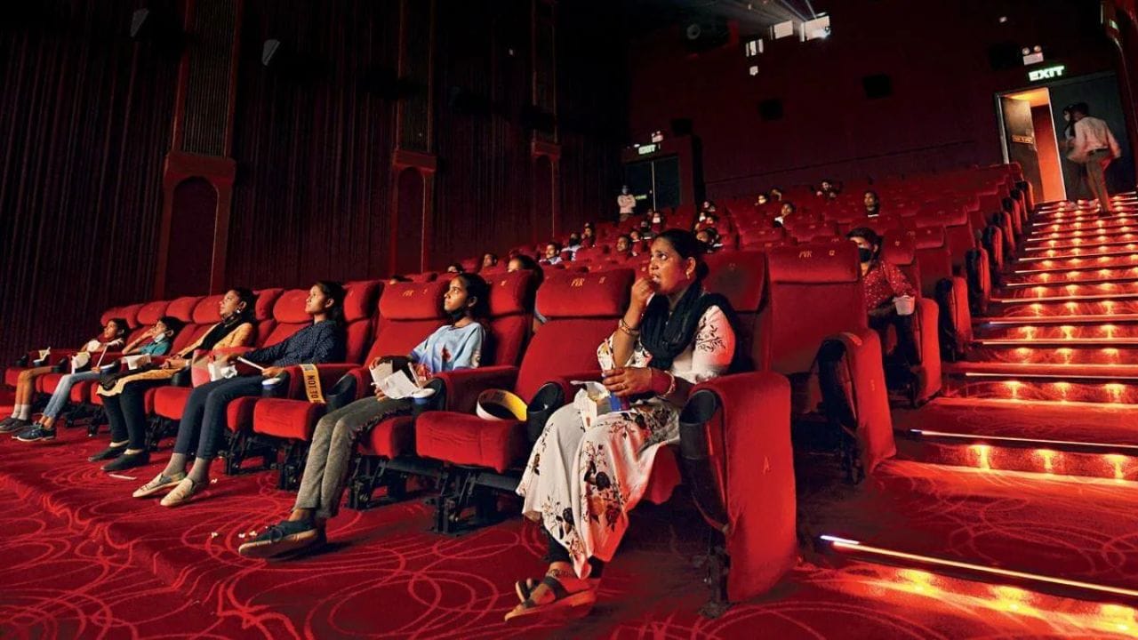 જો કે, ગ્રાહકોના અધિકારોને ધ્યાનમાં રાખતા કેટલીક મહત્વપૂર્ણ બાબતો છે. સિનેમાઘર લોકો પાસેથી પીવાનું પાણી રોકી શકતા નથી. ઘણા રાજ્યોમાં સિનેમા હોલને મફત પીવાના પાણીની સુવિધા આપવી ફરજિયાત છે. ઉપરાંત નાના બાળકો, વૃદ્ધો અથવા ડાયાબિટીસ જેવી તબિયત ધરાવતા લોકો માટે ખાસ ખાદ્ય વસ્તુઓ લઈ જવાની જરૂર હોય તો કેટલીકવાર છૂટ આપવામાં આવે છે.
