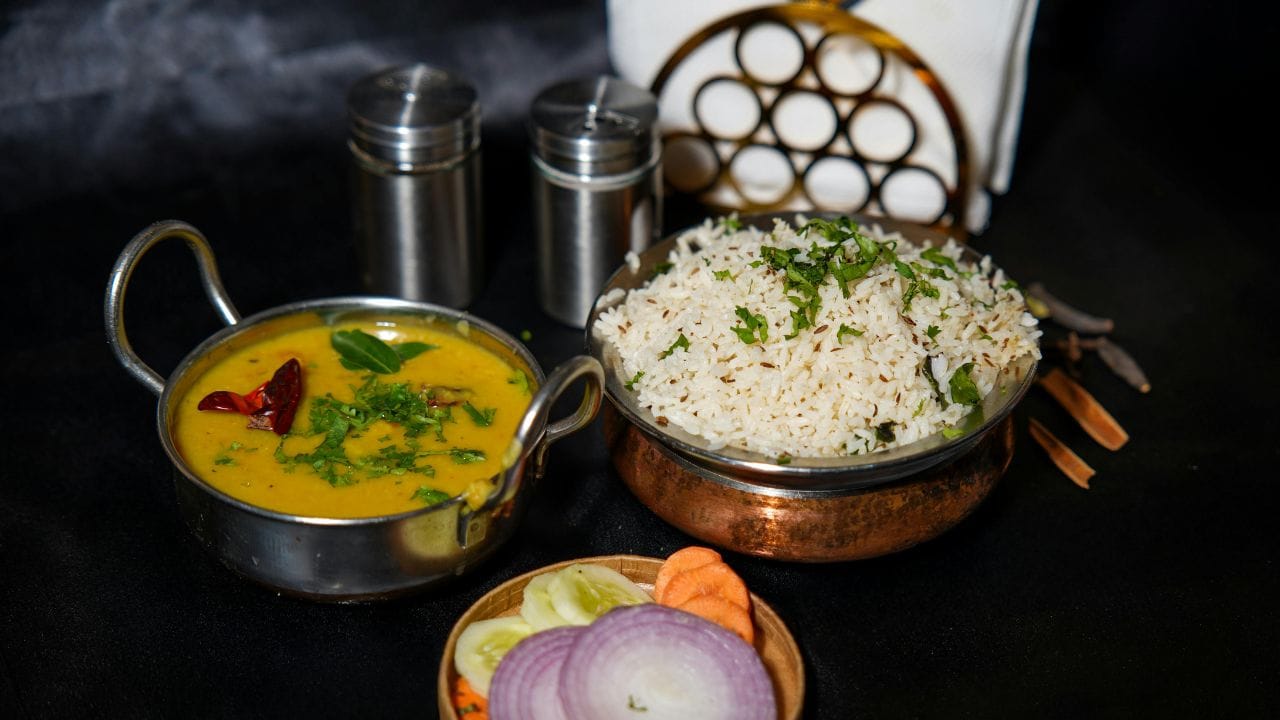 સોશિયલ મીડિયા પર ફેલાતી ગેરસમજના કારણે ઘણા લોકો દાળ ઓછું ખાવા લાગ્યા છે, જ્યારે દાળ પ્રોટીન, ફાઇબર અને અનેક જરૂરી પોષક તત્વોનો ઉત્તમ સ્ત્રોત માનવામાં આવે છે. દાળ શરીરને શક્તિ આપે છે અને લાંબા સમય સુધી પેટ ભરેલું હોવાનો અહેસાસ કરાવે છે. (Image Credit Source: Social Media)