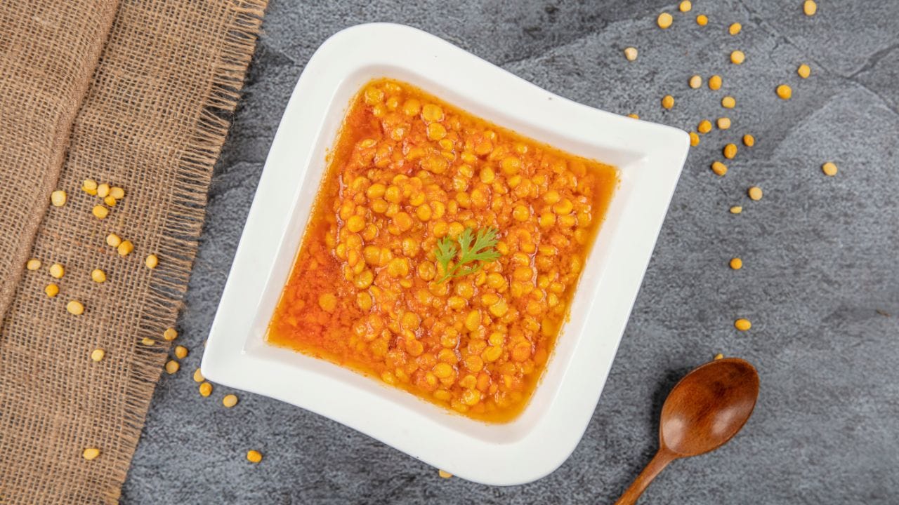 આરોગ્ય નિષ્ણાતોના જણાવ્યા મુજબ દાળ ઉકાળતી વખતે બનતો ફીણ મુખ્યત્વે સૅપોનિન, પ્રોટીન અને સ્ટાર્ચના કારણે બને છે. જ્યારે દાળ પાણીમાં ગરમ થાય છે ત્યારે તેમાં રહેલા કુદરતી તત્વો બહાર આવવા લાગે છે. તેમાં સૌથી મહત્વપૂર્ણ તત્વ સૅપોનિન છે. “સૅપો” નામના લેટિન શબ્દ પરથી સૅપોનિન શબ્દ આવ્યો છે, જેનો અર્થ સાબુ થાય છે. (Image Credit Source: Social Media)