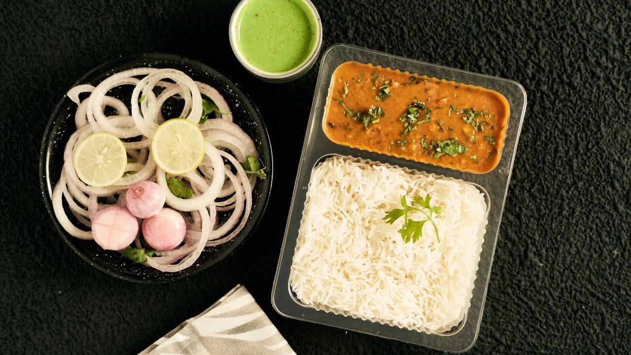 દાળ બનાવતા પહેલાં તેને સારી રીતે ધોઈ લેવી જોઈએ. ઘણા લોકો દાળને થોડો સમય પલાળી પણ રાખે છે, જેના કારણે તે ઝડપથી રંધાય છે અને પાચન માટે સરળ બને છે. ઉકળતી વખતે જો વધુ ફીણ દેખાય અને તમને ન ગમે તો ચમચીની મદદથી તેને હળવેથી દૂર કરી શકાય છે. (Image Credit Source: Social Media)