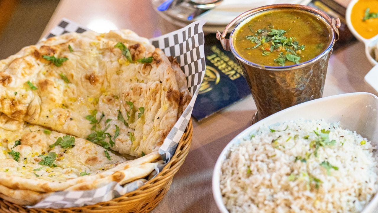 પરંતુ તેને ઝેર અથવા બીમારીનું કારણ માનવું ખોટી માન્યતા છે. સૌથી અગત્યની વાત એ છે કે દાળ સ્વચ્છ પાણીમાં અને યોગ્ય રીતથી બનાવવી જોઈએ. વધુ તેલ અને મસાલા કરતાં સાદી ઘરેલું દાળ આરોગ્ય માટે વધુ ફાયદાકારક માનવામાં આવે છે. (Image Credit Source: Social Media)