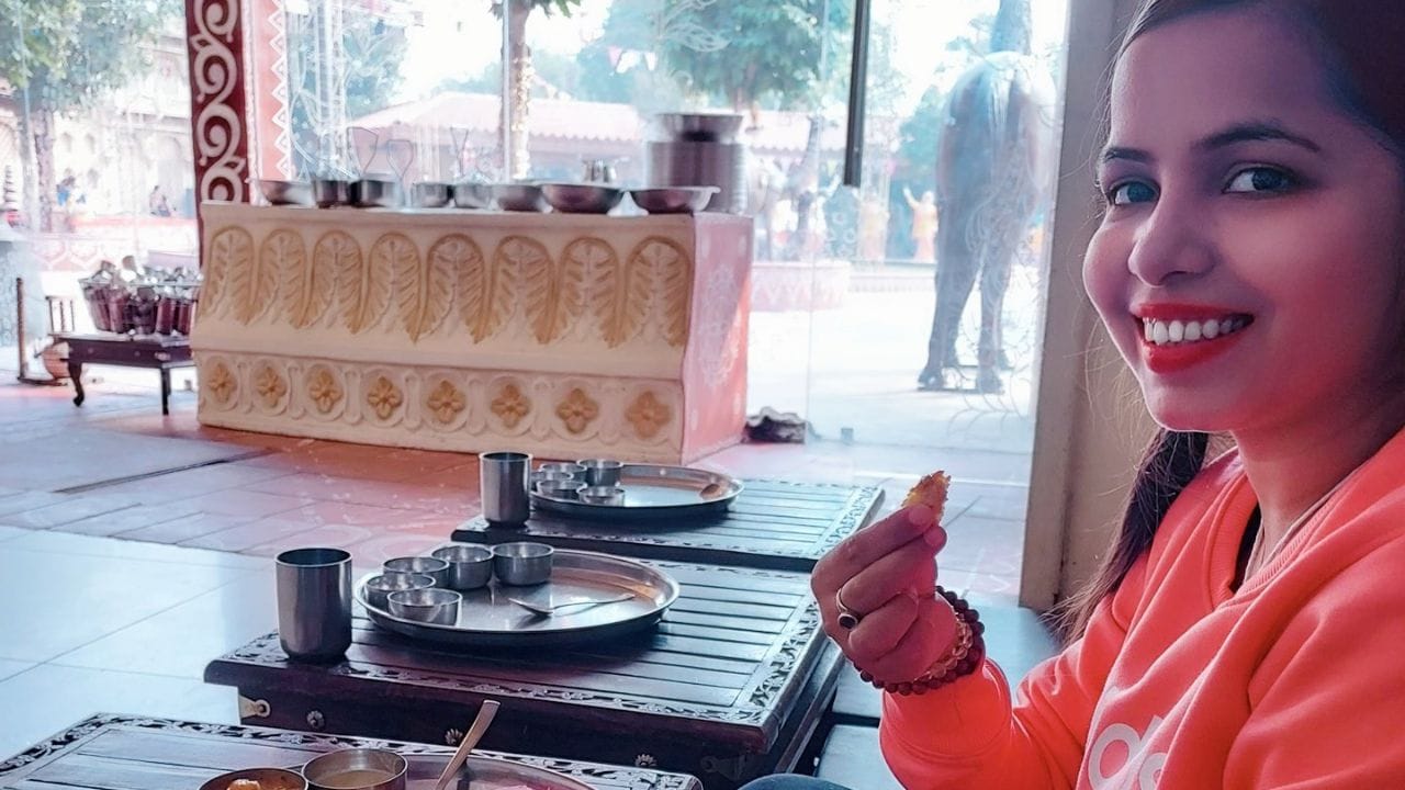  સોશિયલ મીડિયા પર તેની ખુબ મોટી ફેન ફોલોઈંગ છે. જેના કારણે તેને બ્રાન્ડ પ્રમોશન અને ક્લબ ઈવેન્ટની ઓફર પણ મળતી રહે છે.