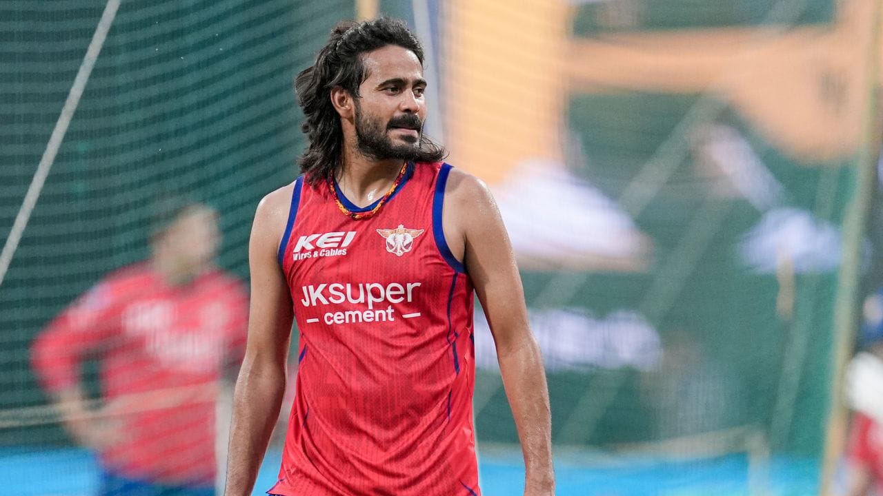 પરિવારના ટેકા અને સમર્પણથી તેમણે આ રમતને કારકિર્દી તરીકે અપનાવવાનું નક્કી કર્યું.દિગ્વેશ રાઠીએ ઘરેલુ ક્રિકેટમાં પોતાની કારકિર્દીની શરૂઆત કરી હતી.