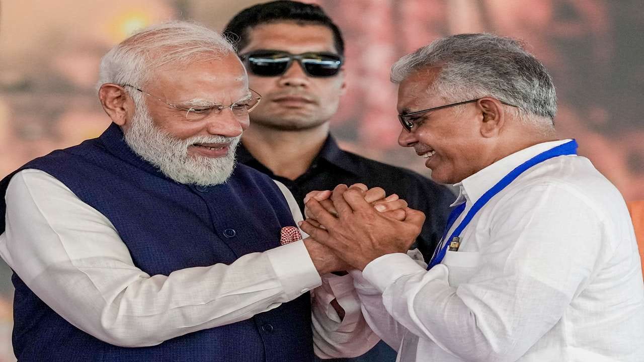 સુવેન્દુ અધિકારી પછી, દિલીપ ઘોષે કેબિનેટ પ્રધાન તરીકે શપથ લીધા હતા. દિલીપ ઘોષ ભાજપના દિગ્ગજ નેતાઓમાં ગણાય છે. વિધાનસભા ચૂંટણીમાં, તેમણે ખડગપુર મતવિસ્તારમાંથી શાનદાર જીત મેળવી. તેમણે તૃણમૂલ કોંગ્રેસ (TMC) ના ઉમેદવાર પ્રદીપ સરકારને હરાવ્યા.