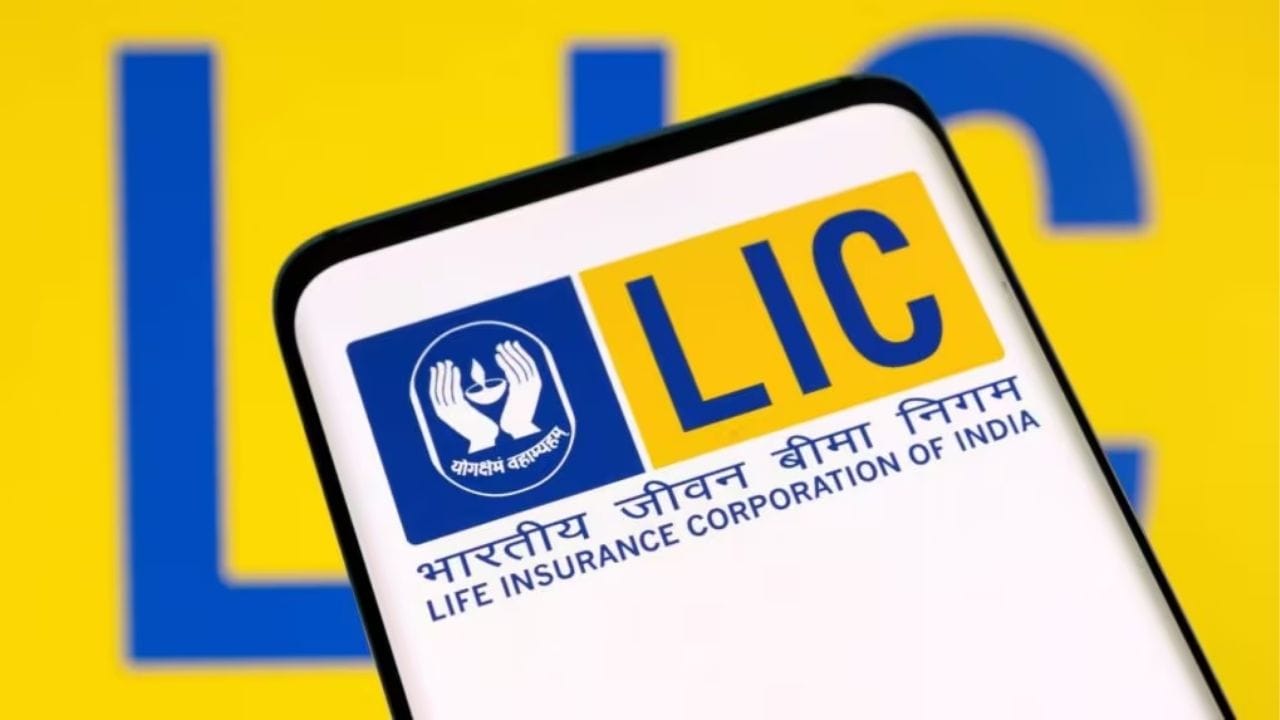 LIC બીમા સખી યોજનામાં 18 થી 70 વર્ષની મહિલાઓ અરજી કરી શકે છે. ઉમેદવાર ઓછામાં ઓછું 10મું ધોરણ પાસ હોવું જરૂરી છે. એટલે કે, 10મું પાસ મહિલાઓ માટે આ એક સારી કમાણીની તક બની શકે છે. યોજનાની સૌથી મોટી ખાસિયત એ છે કે પોલિસી વેચાણ પર મળતા કમિશન ઉપરાંત મહિલાઓને પ્રથમ ત્રણ વર્ષ સુધી નિશ્ચિત સ્ટાઈપેન્ડ પણ આપવામાં આવે છે.
