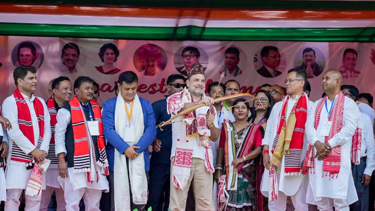  ગોગોઈએ દિલ્હીની સેન્ટ કોલંબ્સ સ્કૂલમાં અભ્યાસ કર્યો હતો. ત્યારબાદ તેમણે 2004માં દિલ્હીની ગુરુ ગોવિંદ સિંહ ઈન્દ્રપ્રસ્થ યુનિવર્સિટીમાંથી ઇલેક્ટ્રોનિક્સ અને કોમ્યુનિકેશન એન્જિનિયરિંગમાં બી.ટેક. ડિગ્રી પૂર્ણ કરી હતી અને પછી એરટેલની માર્કેટિંગ ટીમમાં જોડાયા હતા. 