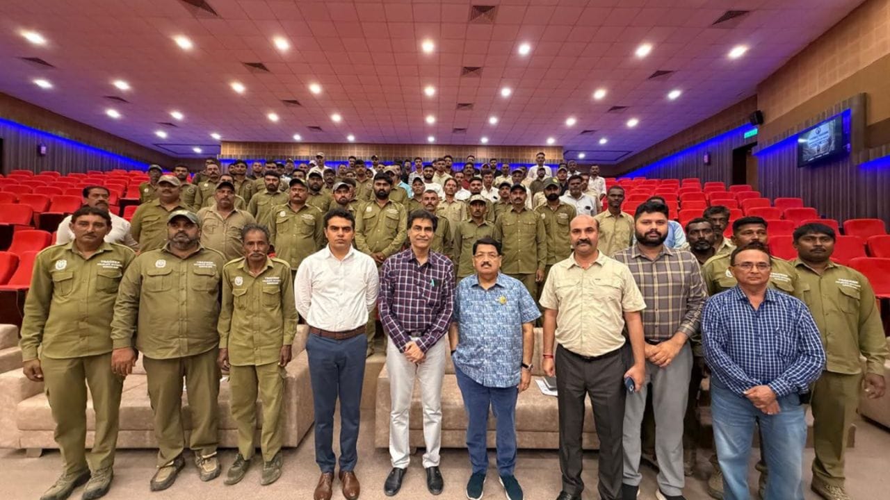 વીમા કવચ અંગે ટ્રેકર્સને સંપૂર્ણ માહિતી અને માર્ગદર્શન મળી રહે તે માટે 16 અને 17 મે, 2026ના રોજ સાસણ ગિરમાં આવેલા સિંહ સદન ખાતે બે દિવસીય કાર્યશિબિરનું આયોજન કરવામાં આવ્યું હતું. સામાન્ય રીતે ફોરેસ્ટ ટ્રેકર્સની કામગીરી જોખમી માનવામાં આવતી હોવાથી વીમા કંપનીઓ આવા કર્મચારીઓને કવર આપવા સંકોચ અનુભવતી હોય છે, પરંતુ વિશેષ પ્રયત્નો બાદ આ યોજના શક્ય બની છે.