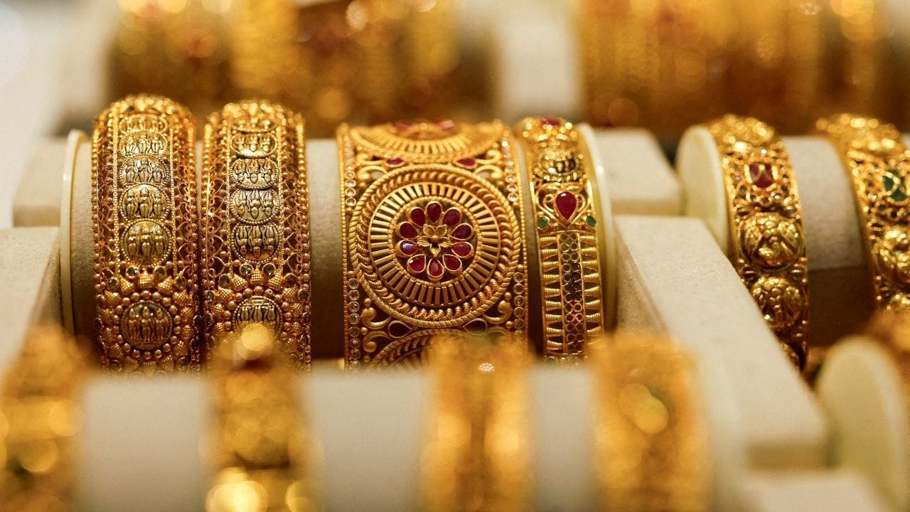 મજબૂત સ્પોટ માંગ અને વેપારીઓ દ્વારા નવી ખરીદીને કારણે શુક્રવારે ફ્યુચર્સ માર્કેટમાં સોનાના ભાવમાં તીવ્ર વધારો જોવા મળ્યો. મલ્ટી કોમોડિટી એક્સચેન્જ (MCX) પર, ઓગસ્ટ ડિલિવરી ગોલ્ડ કોન્ટ્રેક્ટનો ભાવ ₹689 અથવા 0.45% વધીને ₹1,52,950 પ્રતિ 10 ગ્રામ થયો. આંતરરાષ્ટ્રીય બજારમાં પણ સોનાના ભાવ વધ્યા.