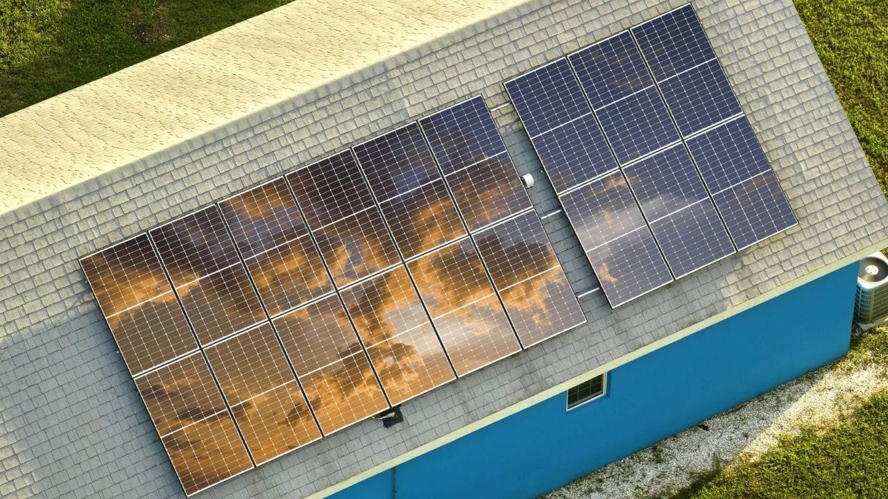 3kW સોલાર સિસ્ટમ કોના માટે યોગ્ય? : જો તમારા ઘરનું માસિક વીજળી બિલ અંદાજે ₹2,000 થી ₹3,000 સુધી આવે છે, તો 3kW સોલાર સિસ્ટમ તમારા માટે સારો વિકલ્પ બની શકે છે. આ સિસ્ટમ દરરોજ આશરે 15 યુનિટ અને મહિને લગભગ 450 યુનિટ સુધી વીજળી ઉત્પન્ન કરી શકે છે. આ સિસ્ટમથી તમે 1 ટન એસી, ટીવી, ફ્રિજ, પંખા અને અન્ય સામાન્ય ઘરગથ્થુ ઉપકરણો સરળતાથી ચલાવી શકો છો. નાના અને મધ્યમ પરિવાર માટે આ સિસ્ટમ વધુ ઉપયોગી માનવામાં આવે છે.