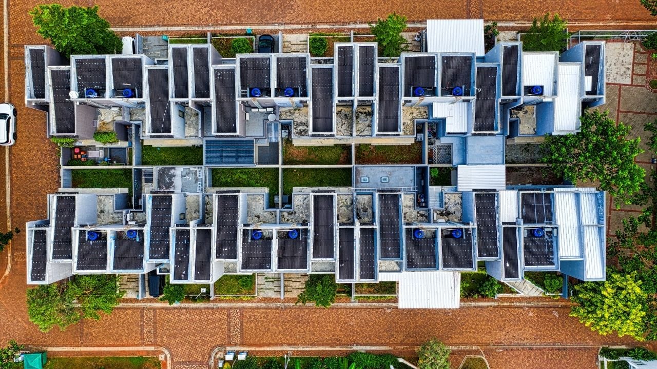 8kW અને 10kW સોલાર સિસ્ટમ ક્યારે પસંદ કરવી? : મોટા ઘર અથવા વધુ સભ્યો ધરાવતા પરિવારો માટે 8kW અને 10kW સોલાર સિસ્ટમ વધુ સારો વિકલ્પ બની શકે છે. 8kW સિસ્ટમ દર મહિને અંદાજે 1,200 યુનિટ સુધી વીજળી ઉત્પન્ન કરે છે, જ્યારે 10kW સિસ્ટમ લગભગ 1,500 યુનિટ સુધી વીજળી આપી શકે છે. જો તમારા ઘરમાં સતત વધુ વીજળી વપરાશ થતો હોય, બહુવિધ એસી, મોટર, ગીઝર અથવા અન્ય હેવી ઉપકરણો ચાલતા હોય, તો આવી મોટી ક્ષમતાવાળી સોલાર સિસ્ટમ લાંબા ગાળે વધુ ફાયદાકારક સાબિત થઈ શકે છે.