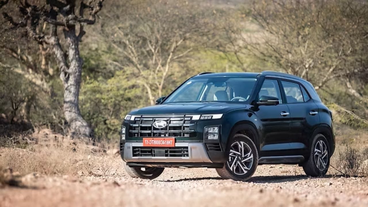 હ્યુન્ડાઈ ક્રેટા (Hyundai Creta), વર્ષોથી માર્કેટમાં રાજ કરતી હ્યુન્ડાઈ ક્રેટા માઈલેજની બાબતમાં પણ સૌથી આગળ છે. ક્રેટામાં પણ સેલ્ટોસ જેવું જ એન્જિન છે, પરંતુ તેનું વજન ઓછું હોવાને કારણે તે વધુ માઈલેજ આપે છે. મેન્યુઅલ ટ્રાન્સમિશન (MT): 21.80kpl, ઓટોમેટિક ટ્રાન્સમિશન (AT): 19.10kpl, આમ, મેન્યુઅલ ગિયરબોક્સ સાથે હ્યુન્ડાઈ ક્રેટા ભારતની સૌથી વધુ ફ્યુઅલ એફિશિયન્ટ (વધુ માઈલેજ આપતી) મિડસાઈઝ ડીઝલ SUV છે.