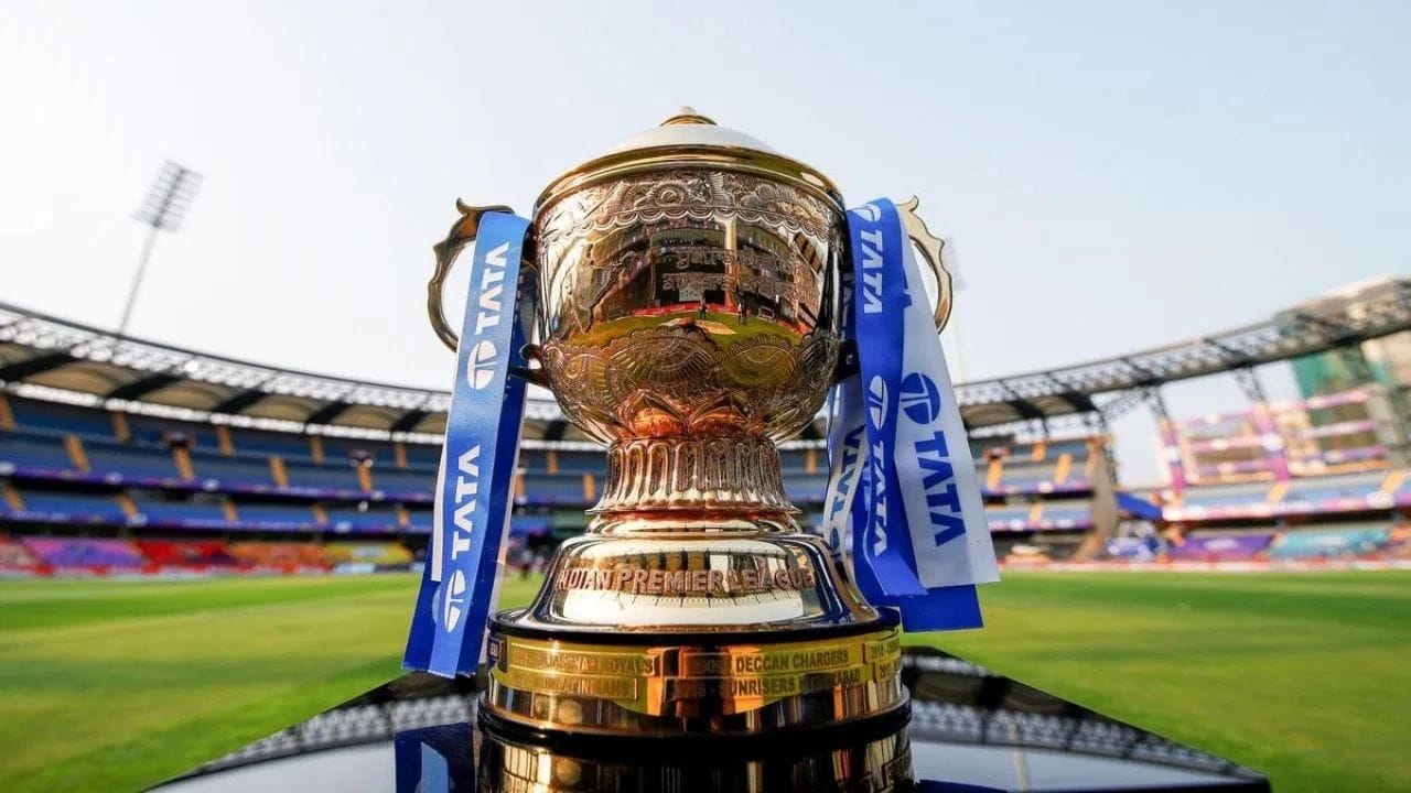 આઈપીએલ ફાઈનલ મેચને પગલે ક્રિકેટ ચાહકોમાં ભારે ઉત્સાહ જોવા મળી રહ્યો છે. અમદાવાદની હોટલો સહિત અમદાવાદ આવતી ફ્લાઈટના ભાવમાં પણ વધારો થયો છે.