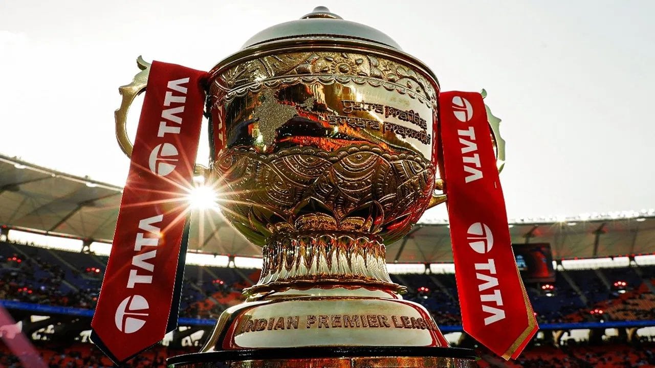 BCCIએ IPL હેઠળ મળનારી પ્રાઇઝ મનીની વહેંચણીને લઈને કડક નિયમો બનાવ્યા છે. આ નિયમો અનુસાર, ફાઇનલ મુકાબલો જીતનારી ટીમને મળનારી પ્રાઇઝ મનીનો એક ભાગ એ ખેલાડીઓ અને સપોર્ટ સ્ટાફને મળવો અનિવાર્ય છે, જેઓ ટીમને ચેમ્પિયન બનાવવા માટે મેદાન પર સખત મહેનત કરે છે. BCCIએ સ્પષ્ટ કરી દીધું છે કે, કોઈ પણ ફ્રેન્ચાઈઝી પૂરેપૂરી પ્રાઇઝ મની પોતાની પાસે રાખી શકે નહીં. તેણે નક્કી કરેલા નિયમો મુજબ આનો એક નિશ્ચિત ભાગ પોતાની ટીમ સાથે શેર કરવો પડશે.