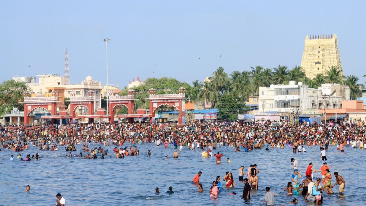 આ ટુરિસ્ટ પેસેન્જર ટ્રેનમાં ત્રણ ક્લાસ હશે. ઇકોનોમી ક્લાસ સ્લીપર રૂ. 21,525, કમ્ફર્ટ ક્લાસ 3 એસી રૂ. 39,105 અને કમ્ફર્ટ ક્લાસ 2 એસી રૂ. 48,185 ભાડામાં ભોજન, રહેવાની વ્યવસ્થા અને મુસાફરીનો સમાવેશ થાય છે. 