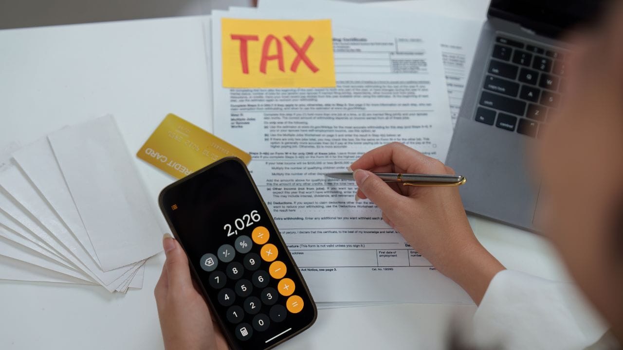 ITR Filing 2026: જો તમે ITR ફાઇલ કરતી વખતે ભૂલથી ખોટું ફોર્મ પસંદ કર્યું હોય, તો ગભરાવાની જરૂર નથી. પરંતુ આ ભૂલને સમયસર સુધારવી ખૂબ જ જરૂરી છે. યોગ્ય ITR ફોર્મ પસંદ ન કરવામાં આવે તો આવકવેરા વિભાગ તમારા રિટર્નને “ખામીયુક્ત રિટર્ન” ગણાવી શકે છે. તેના કારણે રિફંડમાં વિલંબ થઈ શકે છે, નોટિસ મળી શકે છે અને કેટલીક પરિસ્થિતિમાં દંડ પણ લાગી શકે છે.