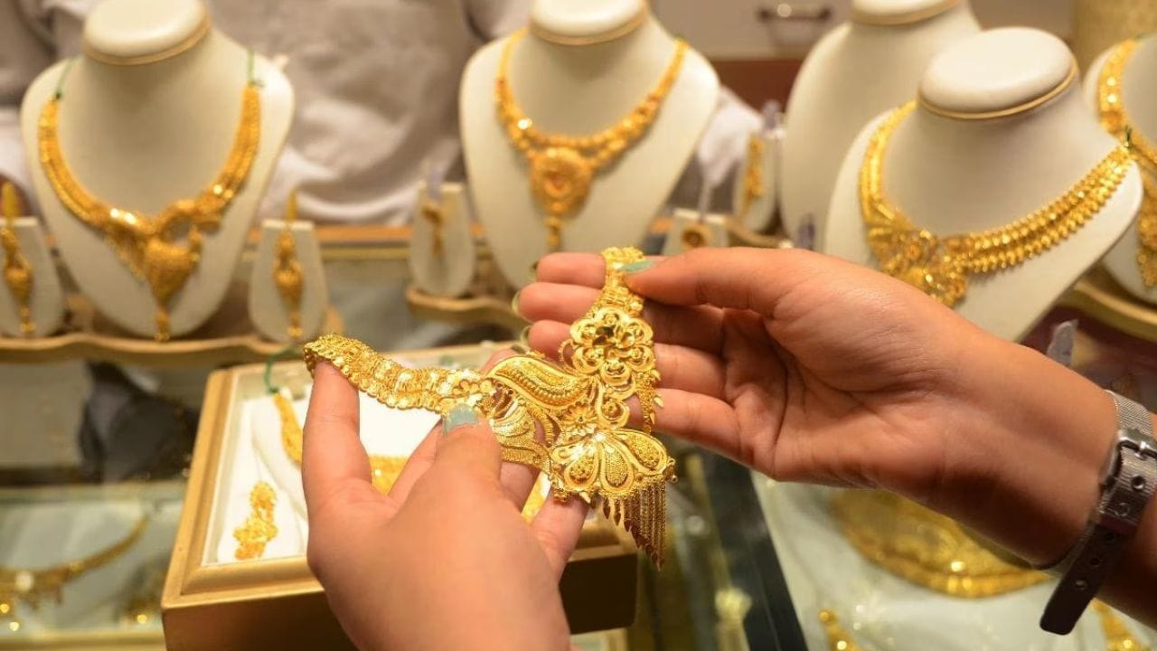 નિષ્ણાતોના મતે વૈશ્વિક અનિશ્ચિતતાના સમયમાં સ્થાનિક ઉત્પાદન વધારવું અને આયાત પરની નિર્ભરતા ઘટાડવી ભારત માટે લાંબા ગાળે ફાયદાકારક સાબિત થઈ શકે છે. (Image Credit Source: Social Media)