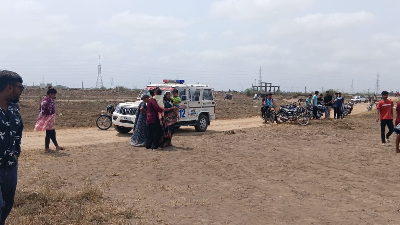 હેલિકોપ્ટર અચાનક ગામ નજીક ઉતરતાં સ્થાનિક લોકોમાં ઉત્સુકતા સાથે થોડો ભયનો માહોલ પણ સર્જાયો હતો. ઘટનાની જાણ થતાં જ મરોલી પોલીસની ટીમ સ્થળ પર પહોંચી હતી અને આસપાસ સુરક્ષા વ્યવસ્થા ગોઠવી હતી, જેથી લોકોની ભીડને નિયંત્રિત કરી શકાય.