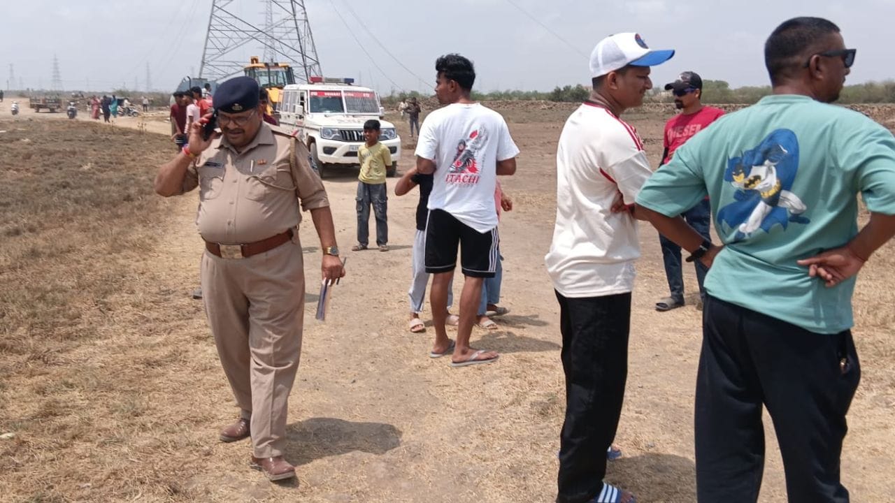 સદનસીબે આ ઘટનામાં કોઈ જાનહાનિ કે ઇજાના સમાચાર સામે આવ્યા નથી. હાલ ટેકનિકલ નિષ્ણાતોની ટીમ હેલિકોપ્ટરમાં આવેલી ખામીનું કારણ શોધવા માટે તપાસ કરી રહી છે. પ્રાથમિક રીતે ટેકનિકલ ફોલ્ટને કારણે ઇમરજન્સી લેન્ડિંગ કરાયું હોવાનું માનવામાં આવી રહ્યું છે.