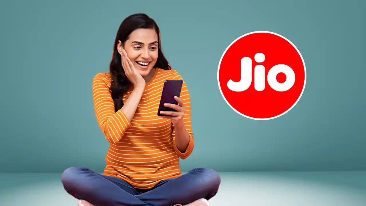 Reliance Jio પાસે બે રિચાર્જ પ્લાન છે જેની કિંમત સમાન છે. અમે 349 રૂપિયાના પ્લાન વિશે વાત કરી રહ્યા છીએ. 349 રૂપિયાનો પ્લાન પ્રીપેડ અને પોસ્ટપેઇડ બંને વપરાશકર્તાઓ માટે ઉપલબ્ધ છે, પરંતુ શું તમે જાણો છો કે કયો પ્લાન વધુ લાભ આપે છે? જો તમે પ્રીપેડ કે પોસ્ટપેઇડ વપરાશકર્તા છો, તો તમારે જાણવું જોઈએ કે કયો પ્લાન વધુ ફાયદાકારક છે: 349 રૂપિયાનો પ્રીપેડ પ્લાન કે 349 રૂપિયાનો પોસ્ટપેઇડ પ્લાન.
