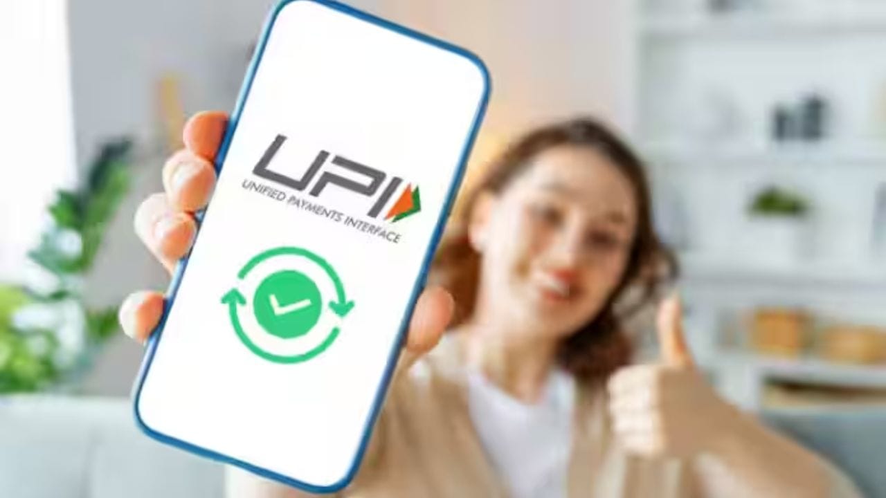 આજના સમયમાં ભારતમાં દરરોજ કરોડો લોકો UPI દ્વારા પેમેન્ટ કરે છે. ડિજિટલ ટ્રાન્ઝેક્શનને વધુ સુરક્ષિત બનાવવા માટે નેશનલ પેમેન્ટ્સ કોર્પોરેશન ઓફ ઈન્ડિયા (NPCI) એક નવો નિયમ અમલમાં મૂકવા જઈ રહ્યું છે. હવે UPI દ્વારા ચુકવણી કરતી વખતે યુઝર્સને વેપારીનું ચકાસાયેલ (Verified) નામ દેખાશે. આ પગલાંનો મુખ્ય હેતુ ઓનલાઈન છેતરપિંડીના બનાવોને ઘટાડવાનો છે, જેથી લોકો વધુ વિશ્વાસ સાથે ડિજિટલ પેમેન્ટ કરી શકે.