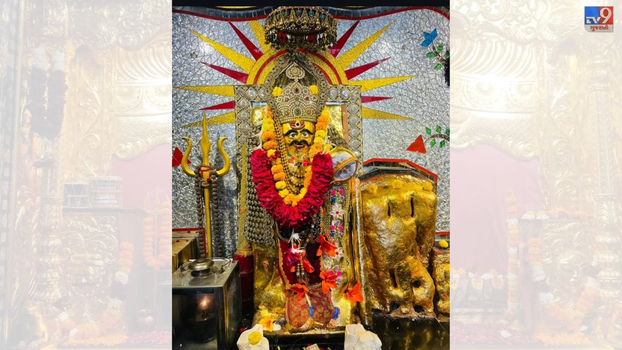 કાલભૈરવ મંદિરની પ્રાચીન પરંપરા, તેની લોકઆસ્થા અને દાદાના ચમત્કારોની ખ્યાતિ દૂર સુધી પ્રસિદ્ધ હતી. આ કારણે ઉદયપુરના મહારાણા તરફથી મંદિરને વિશેષ સન્માન અને સહાય પ્રાપ્ત થતી હતી. એવું પણ કહેવાય છે કે ઉદયપુરના મહારાણા પોતે શ્રી કાલભૈરવ દાદા પ્રત્યે ઊંડી શ્રદ્ધા ધરાવતા હતા.