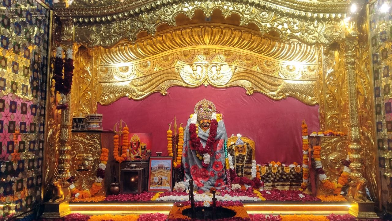 કાલભૈરવ દાદાનું મંદિર લાખો ભક્તોની શ્રદ્ધાનું પવિત્ર સ્થાન છે. પ્રાકૃતિક સૌંદર્ય વચ્ચે આવેલ આ મંદિરમાં લાકડાની અનોખી મૂર્તિની લગભગ 225 વર્ષથી પૂજા કરવામાં આવે છે. મંદિર પાસે આવેલી પ્રાચીન વાવમાં રહેલો ઇડર મહારાજાનો શિલાલેખ તેના ઐતિહાસિક મહત્વ અને વૈભવની સાક્ષી આપે છે. ( આ માહિતી વિવિધ ઐતિહાસિક તથ્યો અને સંશોધનો પર આધારિત છે. વિગતવાર માહિતી માટે, ઇતિહાસના પ્રમાણભૂત ગ્રંથો અને સંશોધનોનો અભ્યાસ કરવો ઉચિત રહેશે.)