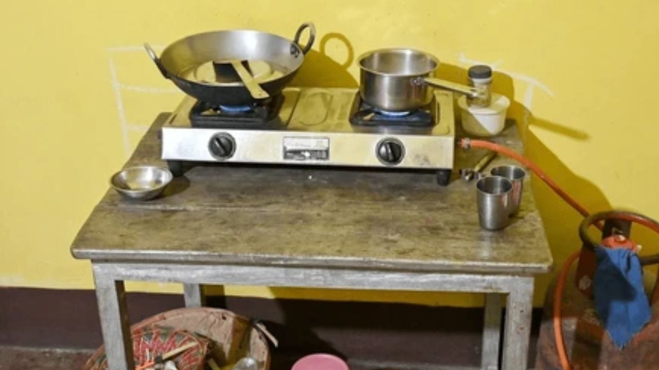 દિવસના સૌથી ગરમ ભાગોમાં રસોઈ કરવાનું ટાળો, જો તમારે રસોઈ બનાવવી જ હોય, તો શ્રમ-સઘન ભોજન બનાવવાનું ટાળો. તમારી રસોઈ વહેલી સવારે અથવા મોડી રાત્રે કરવાનો પ્રયાસ કરો, કારણ કે આ રસોડાને વધુ પડતું ગરમ થવાથી અટકાવશે.(ફોટો ક્રેડિટ-Google)