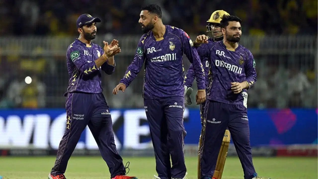 KKR - કોલકાતા નાઈટ રાઈડર્સ પણ મુશ્કેલીમાં મુકાઈ ગયું છે. તેમના 11 મેચમાંથી 9 પોઈન્ટ છે અને તેઓ મહત્તમ 15 પોઈન્ટ સુધી પહોંચી શકે છે. જો તેઓ તેમની આગામી ત્રણ મેચ જીતી જાય, તો પણ KKR ને અન્ય ટીમોના મેચોના પરિણામો પર આધાર રાખવો પડશે. (PC:PTI/X/IPL)