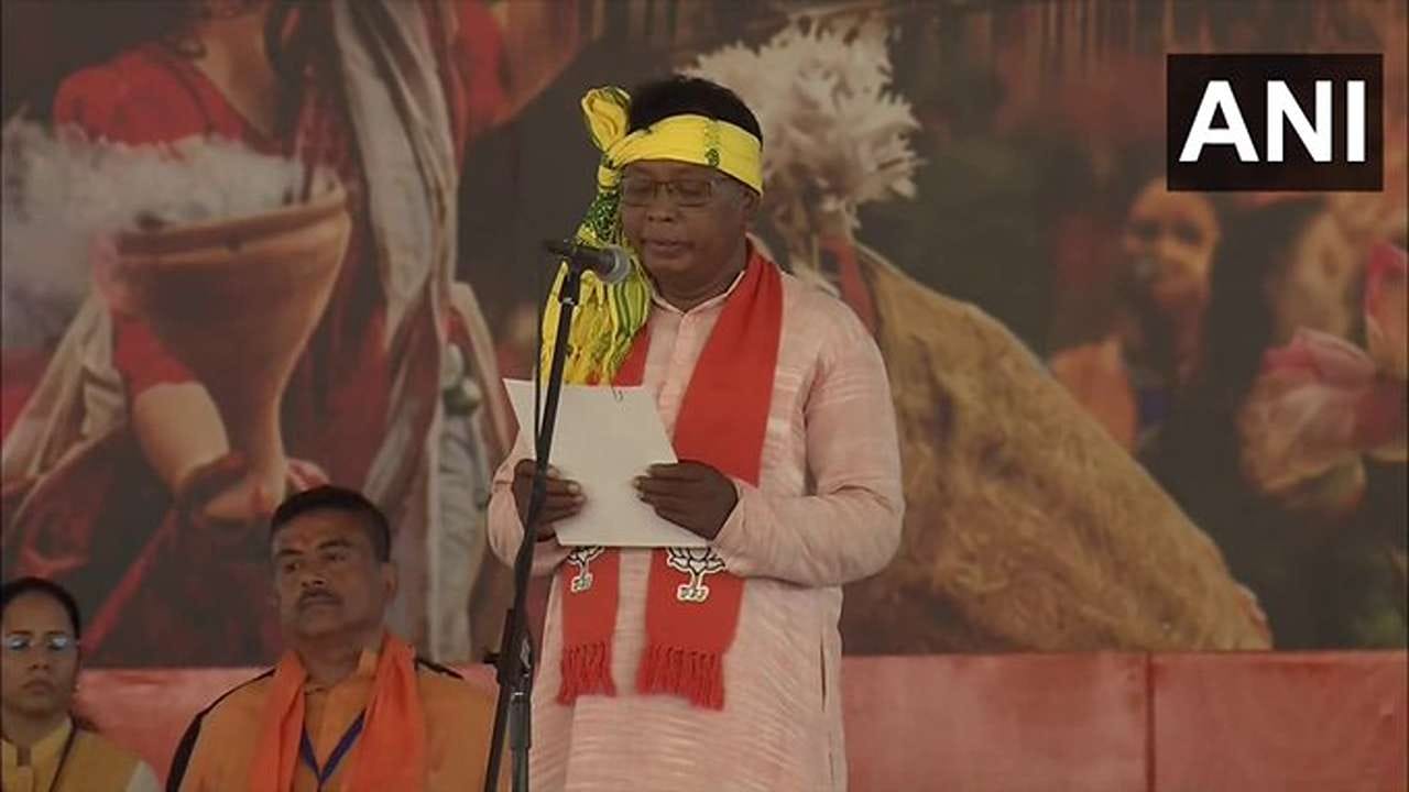 પશ્ચિમ બંગાળના રાનીબંધના ધારાસભ્ય ખુદીરામ ટુડુને સુવેન્દુ મંત્રીમંડળમાં સ્થાન મળ્યું છે. ટુડુ બંગાળમાં એક અગ્રણી આદિવાસી ચહેરા તરીકે ઓળખાય છે. નોંધનીય છે કે, આ તેમનો પ્રથમ વિજય છે. પહેલી જ વાર વિધાનસભાની ચૂંટણી લડ્યા અને વિધાનસભામાં પ્રવેશ્યા છે. વ્યવસાયે, તેઓ સરકારી શાળાના શિક્ષક છે. 2026ની વિધાનસભા ચૂંટણીમાં, ટુડુએ તનુશ્રી હંસદાને હરાવ્યા છે.
